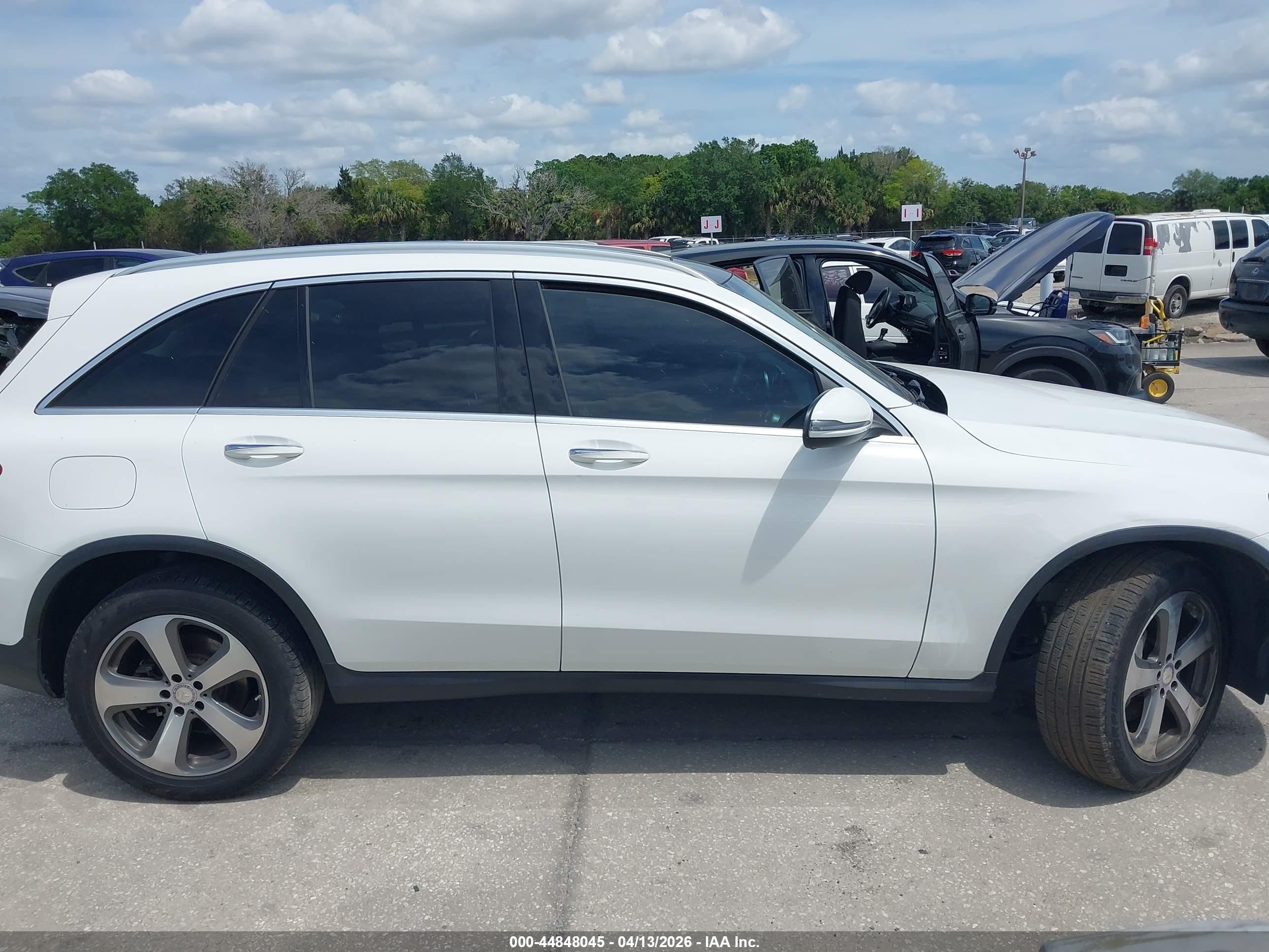 2017 Mercedes-benz Glc 300 White vin: WDC0G4JB8HF166563