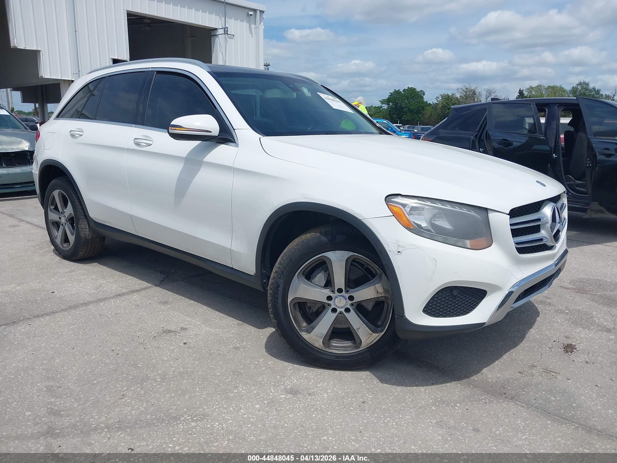 2017 Mercedes-benz Glc 300 White vin: WDC0G4JB8HF166563