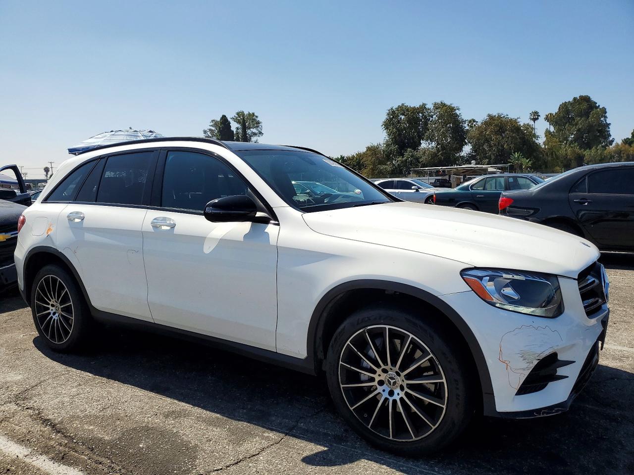 2018 Mercedes-benz Glc 300 White vin: WDC0G4JB8JF361052