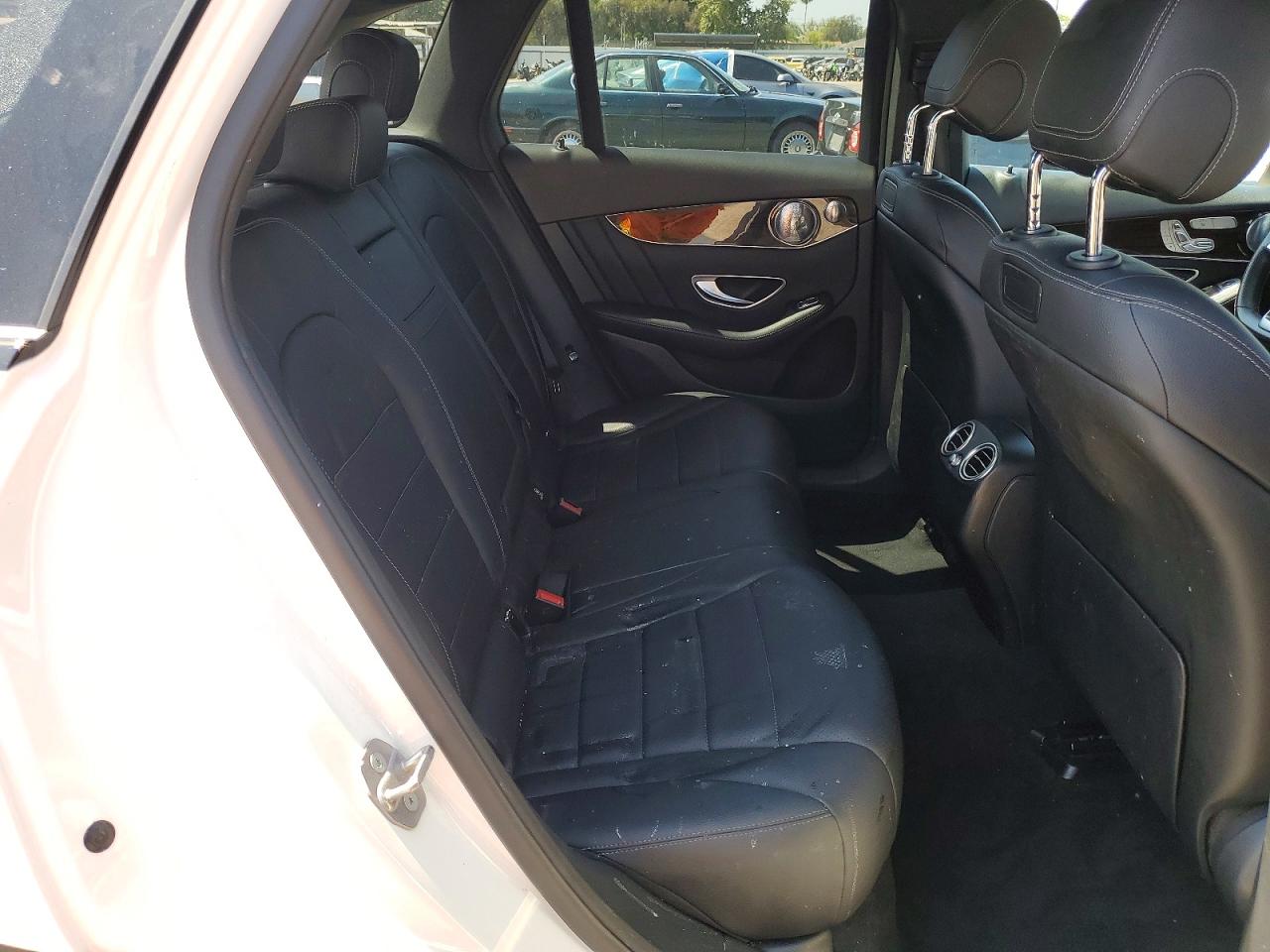 2018 Mercedes-benz Glc 300 White vin: WDC0G4JB8JF361052