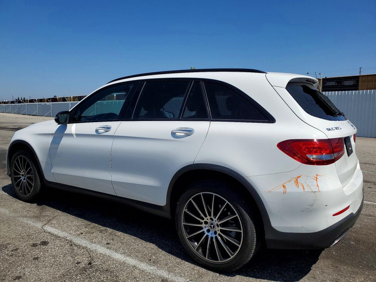 2018 Mercedes-benz Glc 300 White vin: WDC0G4JB8JF361052
