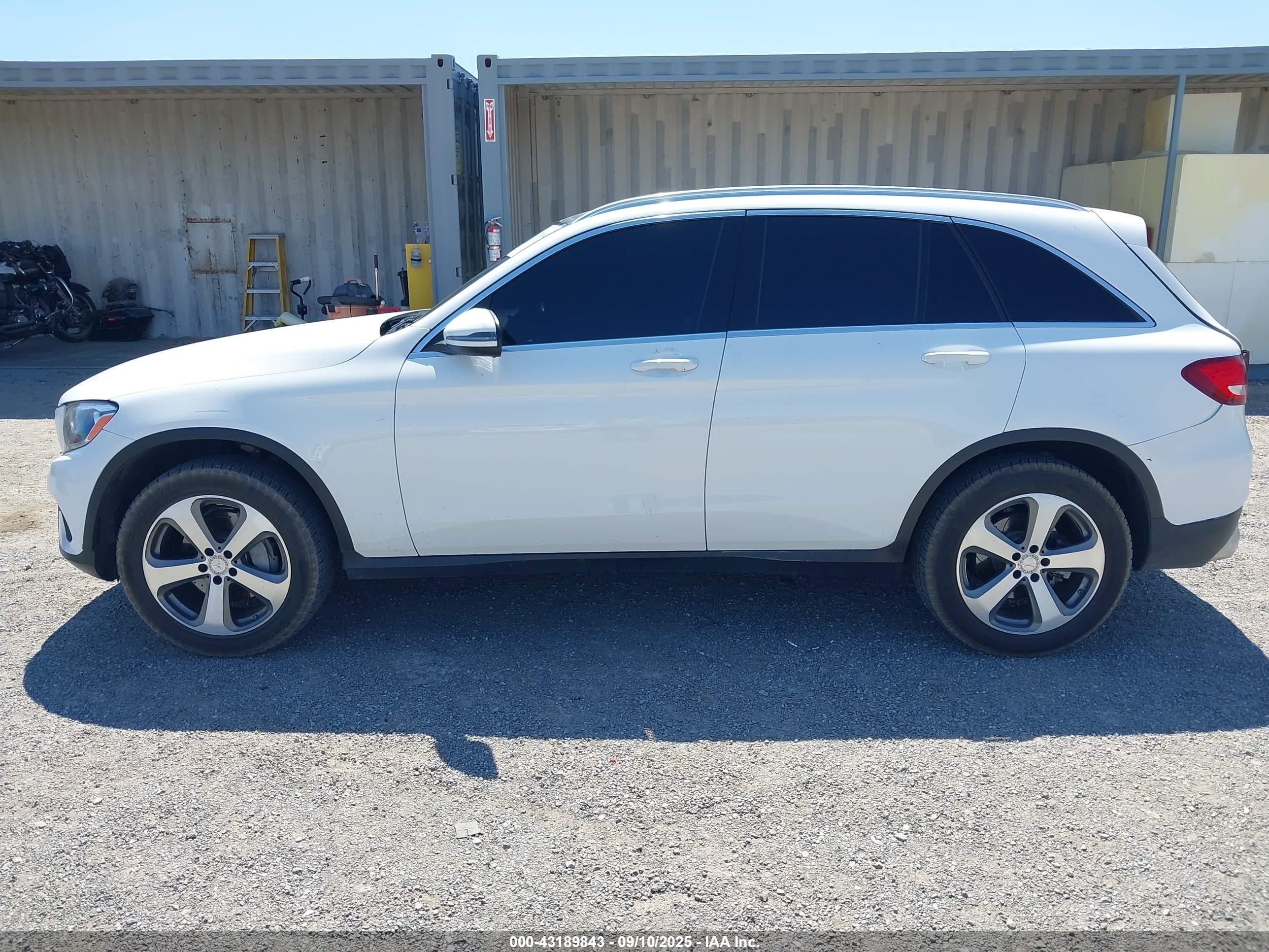 2017 Mercedes-benz Glc 300   White vin: WDC0G4JBXHF154835