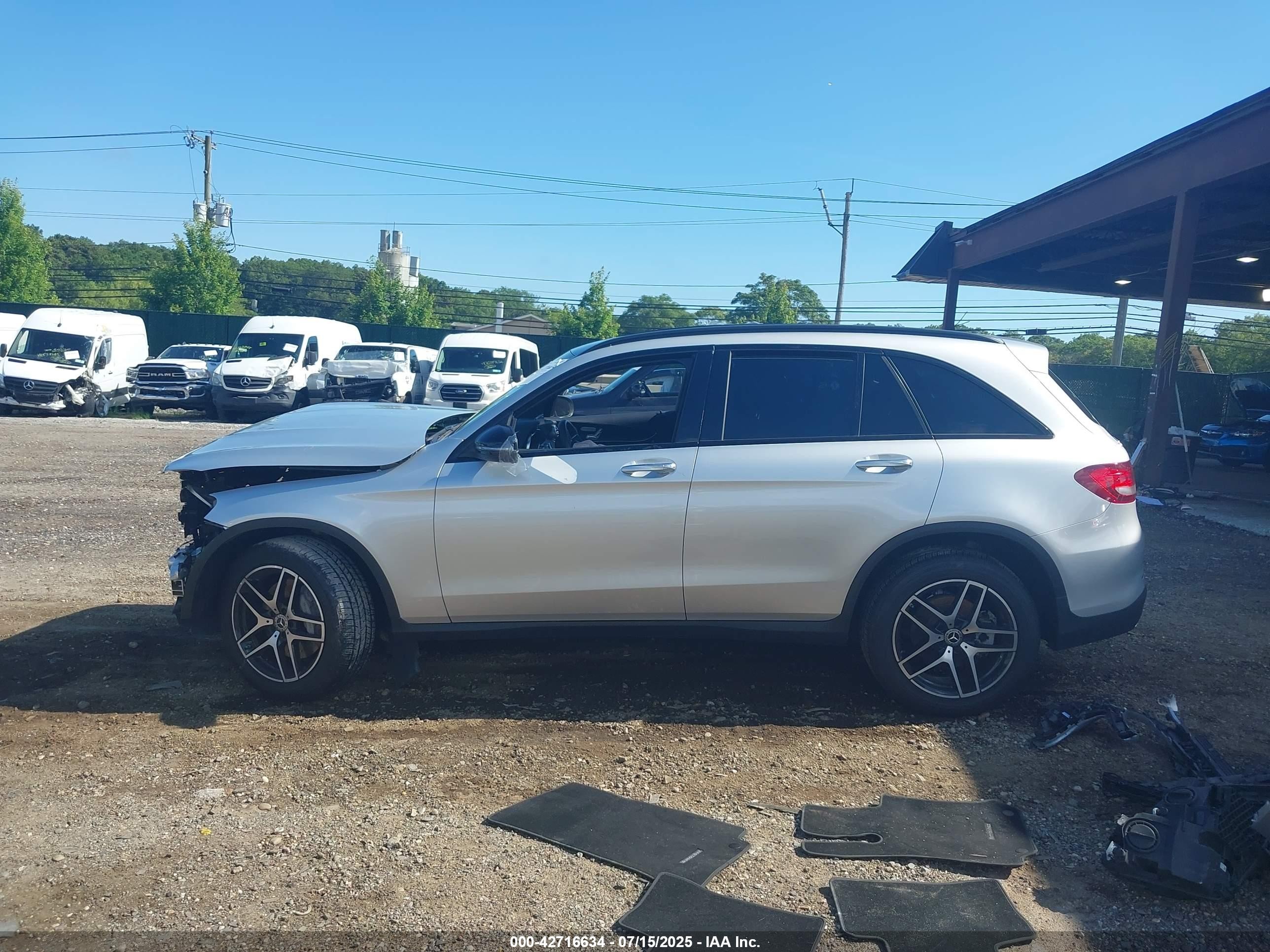 2017 Mercedes-benz Glc 300 4matic Silver vin: WDC0G4KB1HF219389