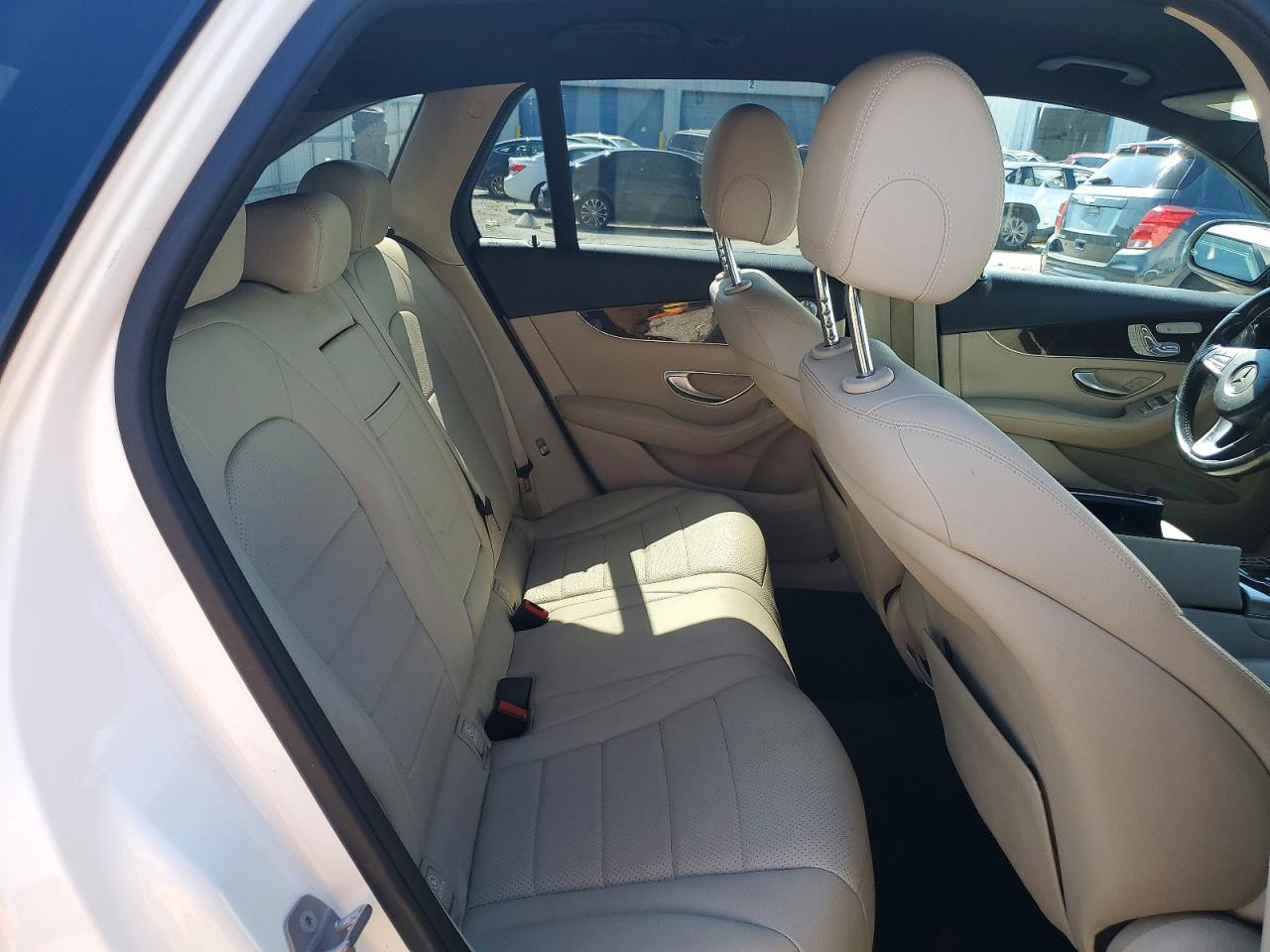 2018 Mercedes-benz Glc 300 4matic White vin: WDC0G4KB1JV028339