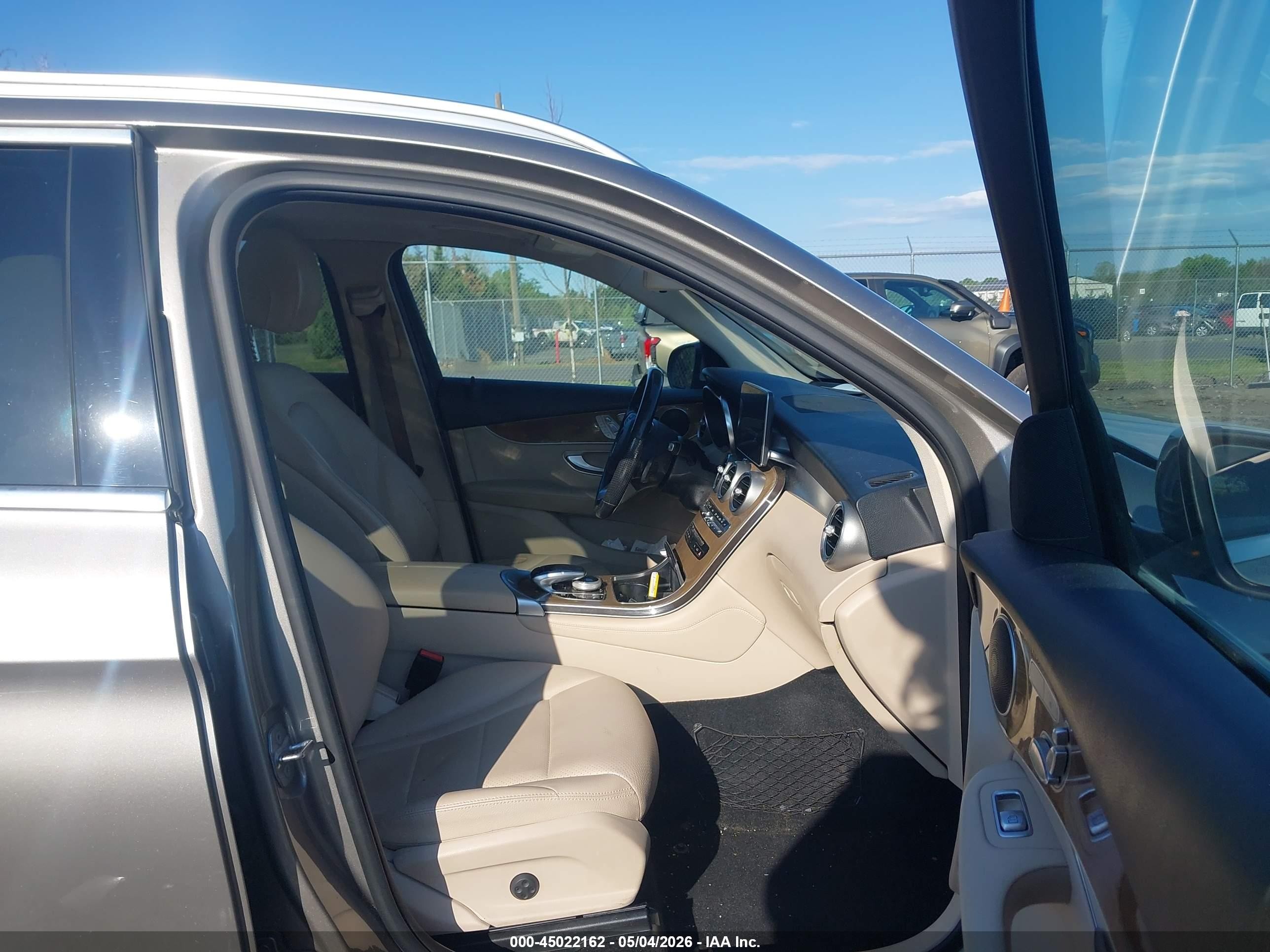 2019 Mercedes-benz Glc 300 4matic Gold vin: WDC0G4KB2KV194337
