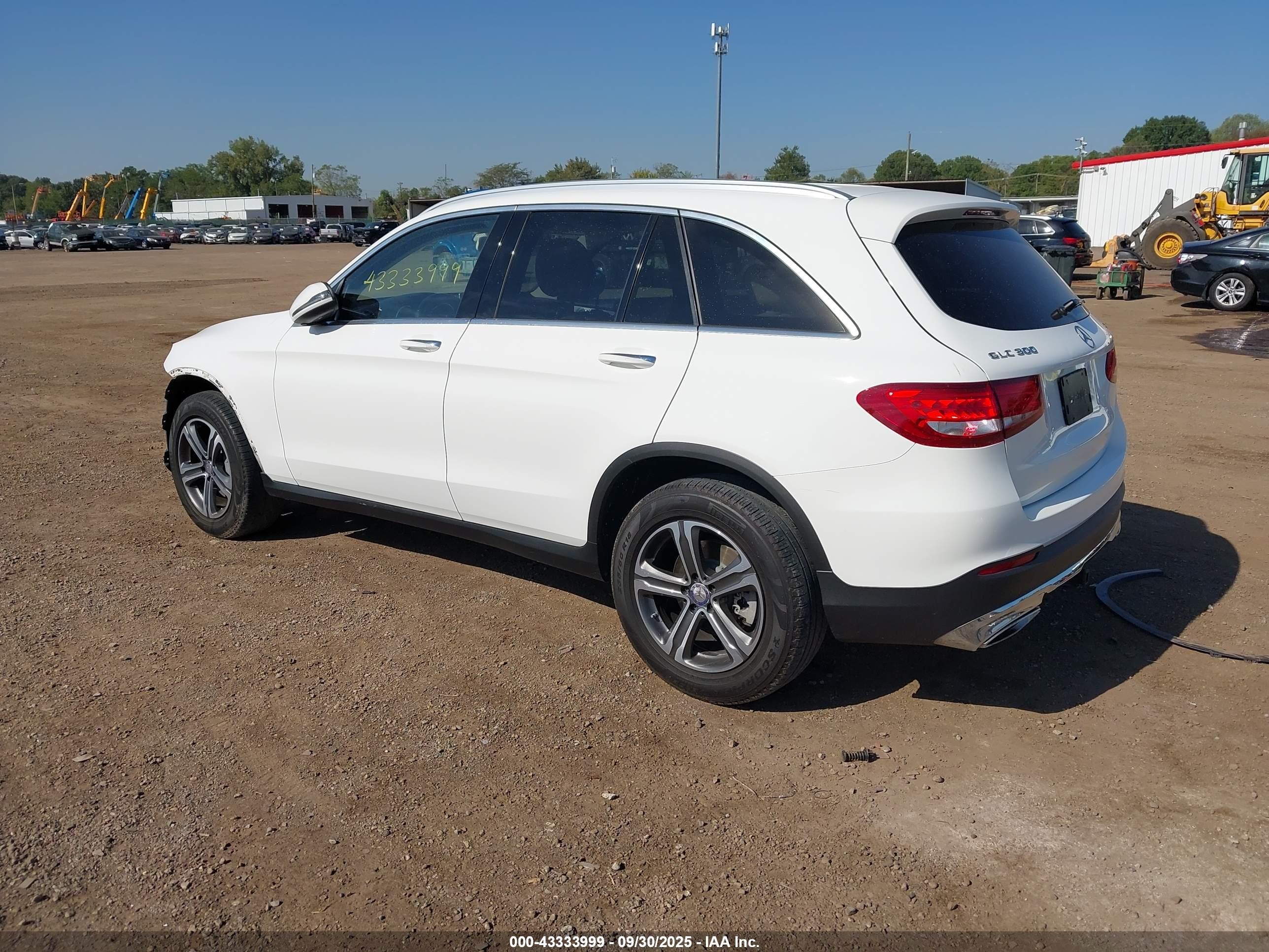 2017 Mercedes-benz Glc 300 4matic White vin: WDC0G4KB5HF149833
