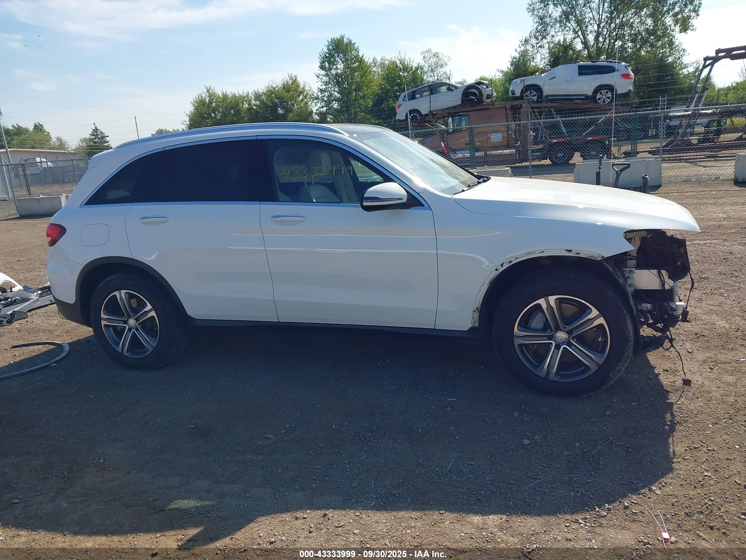 2017 Mercedes-benz Glc 300 4matic White vin: WDC0G4KB5HF149833