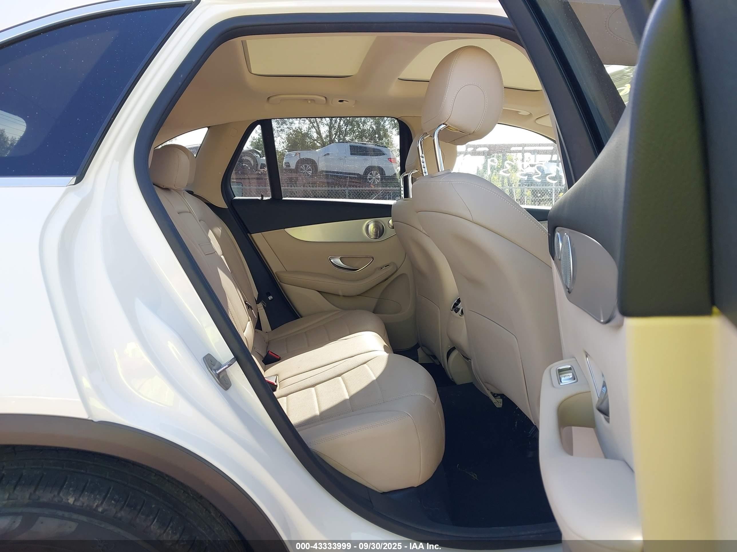 2017 Mercedes-benz Glc 300 4matic White vin: WDC0G4KB5HF149833