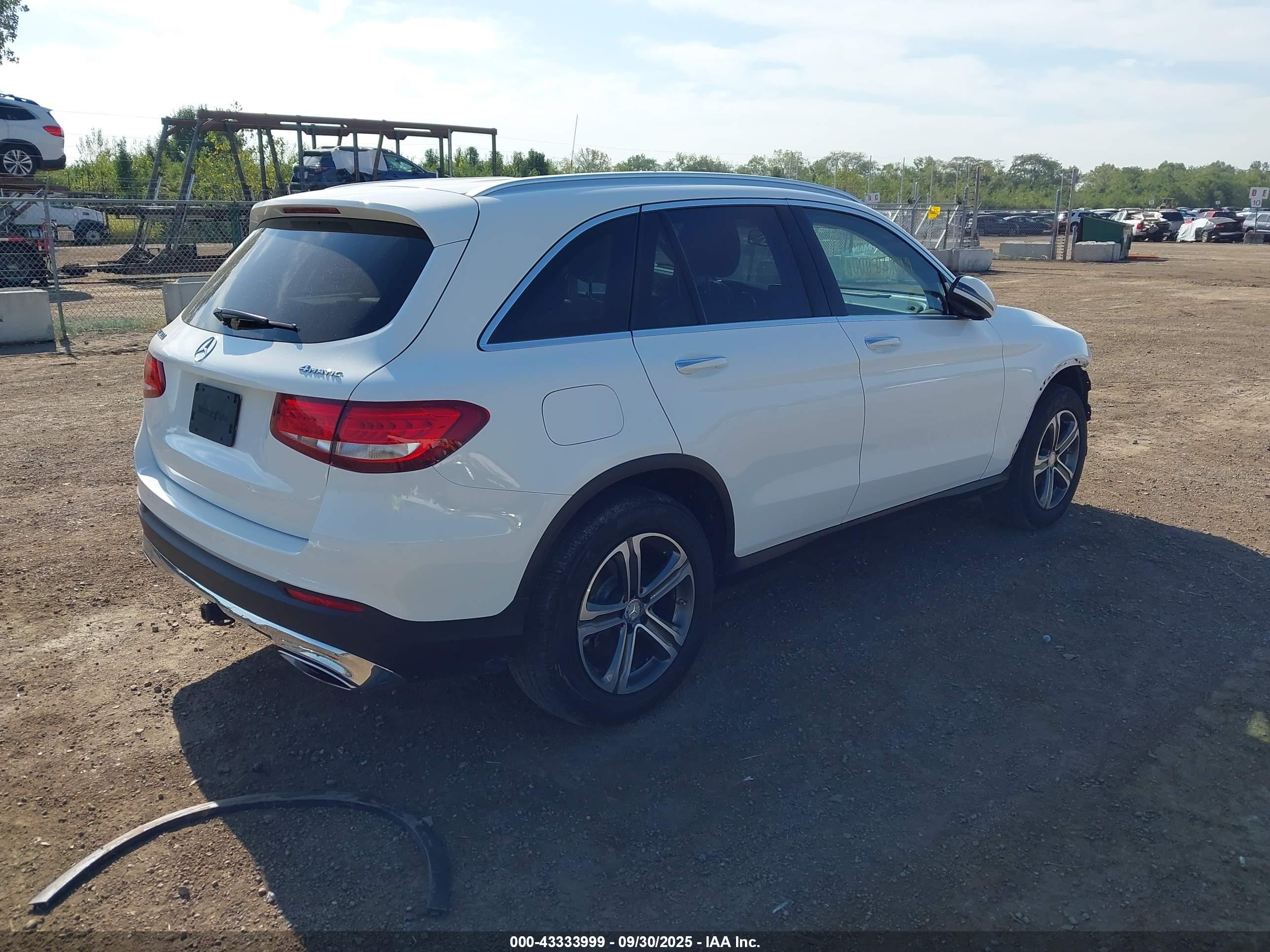 2017 Mercedes-benz Glc 300 4matic White vin: WDC0G4KB5HF149833