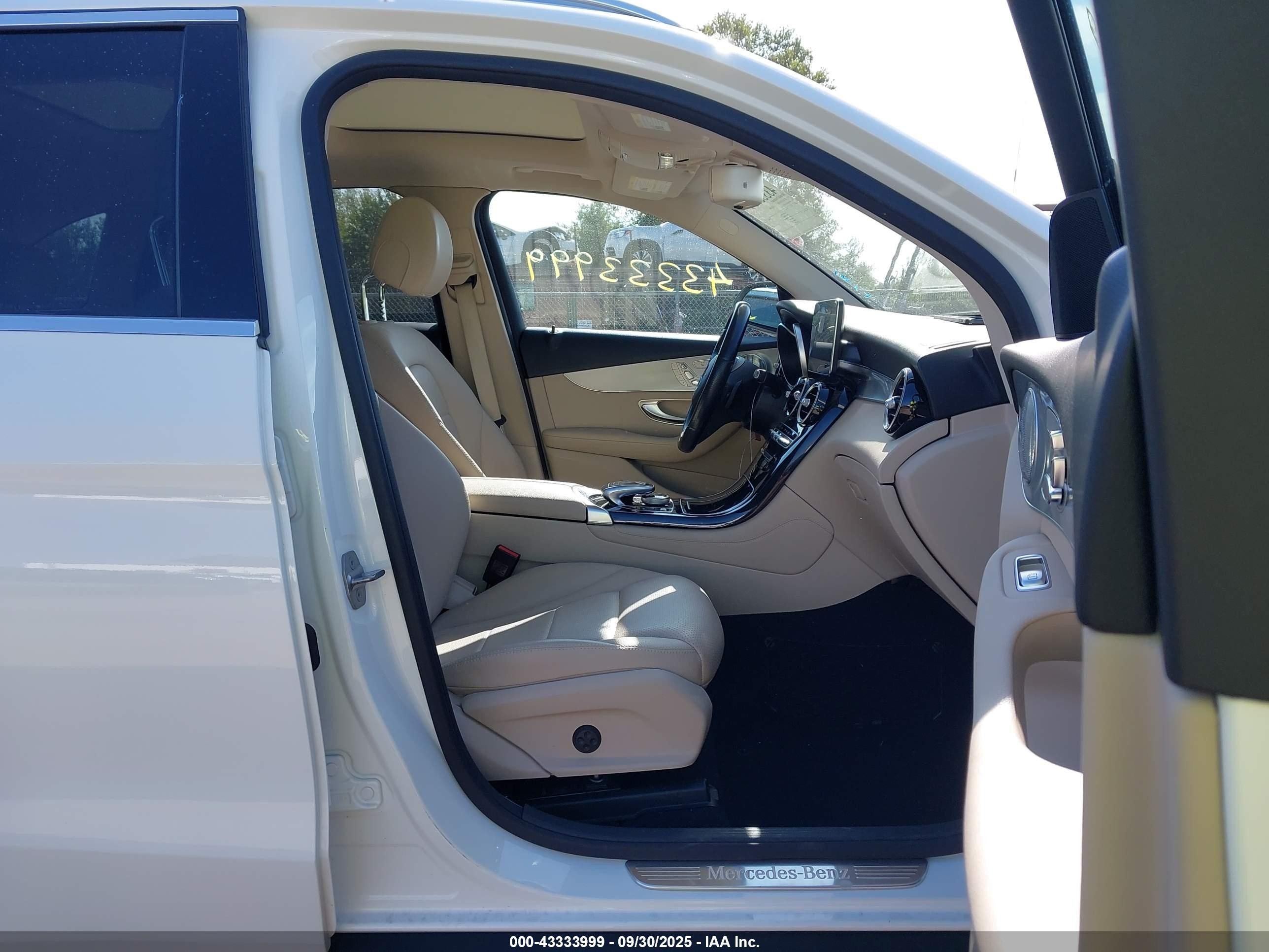 2017 Mercedes-benz Glc 300 4matic White vin: WDC0G4KB5HF149833