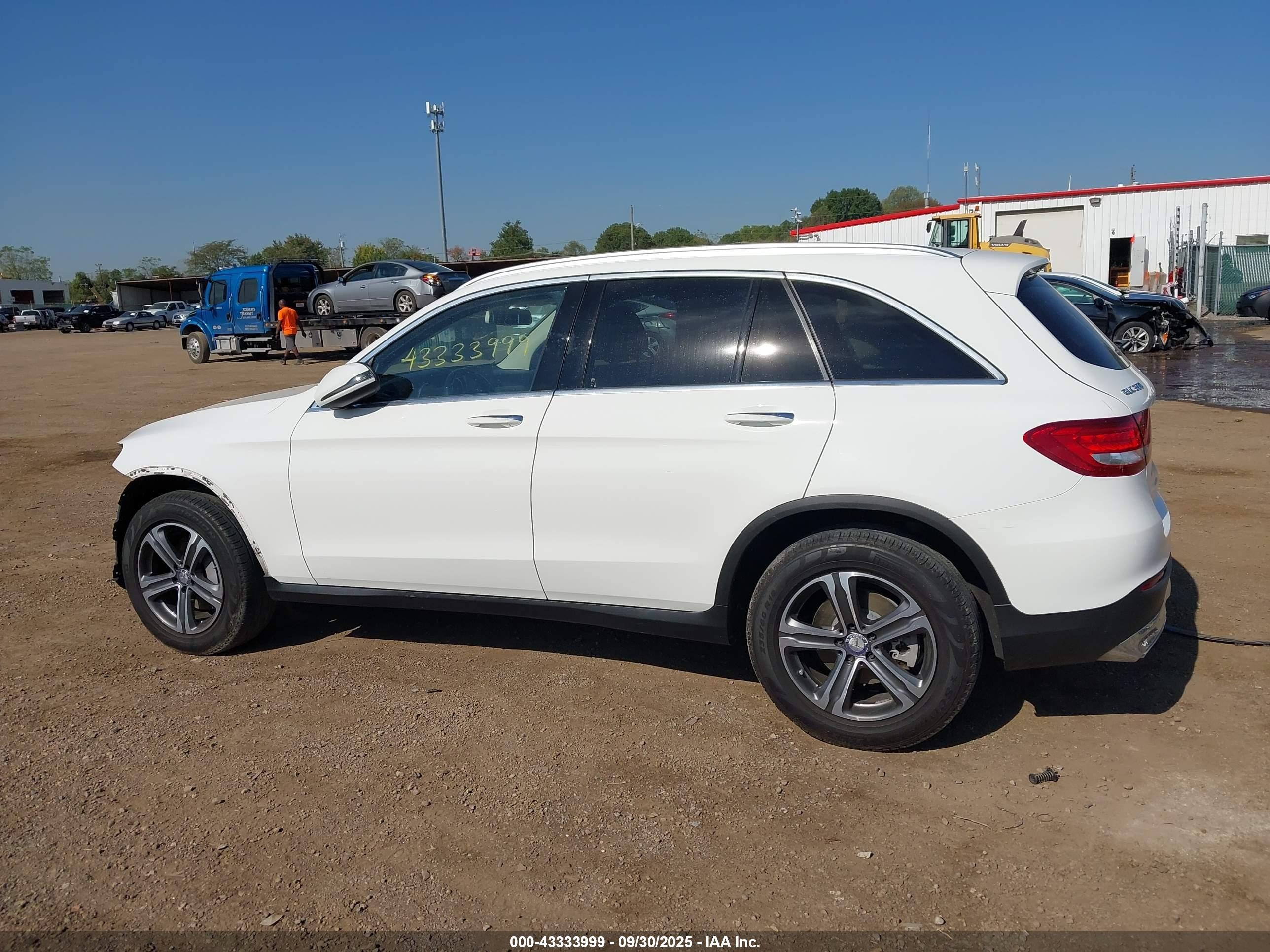 2017 Mercedes-benz Glc 300 4matic White vin: WDC0G4KB5HF149833