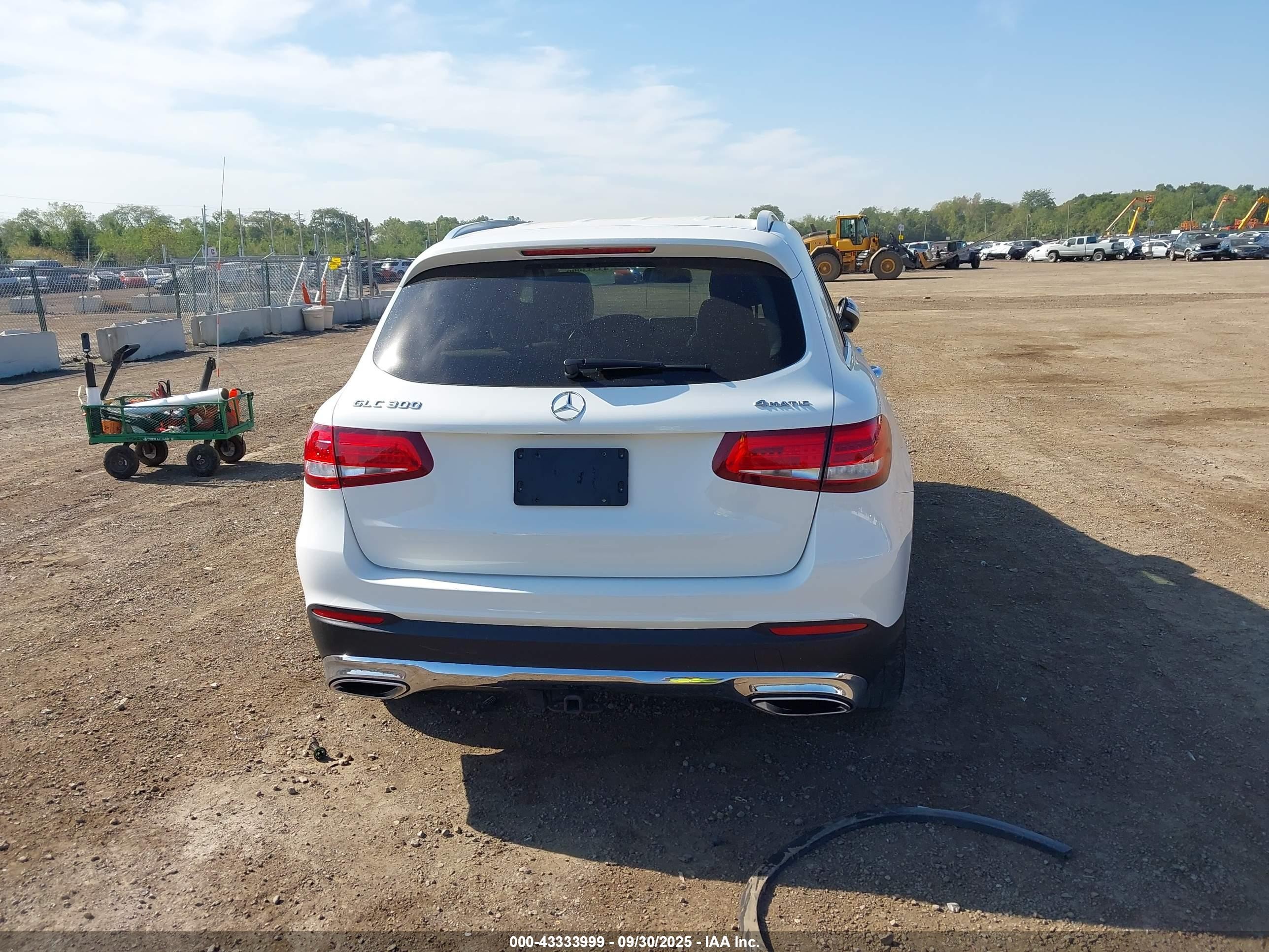 2017 Mercedes-benz Glc 300 4matic White vin: WDC0G4KB5HF149833