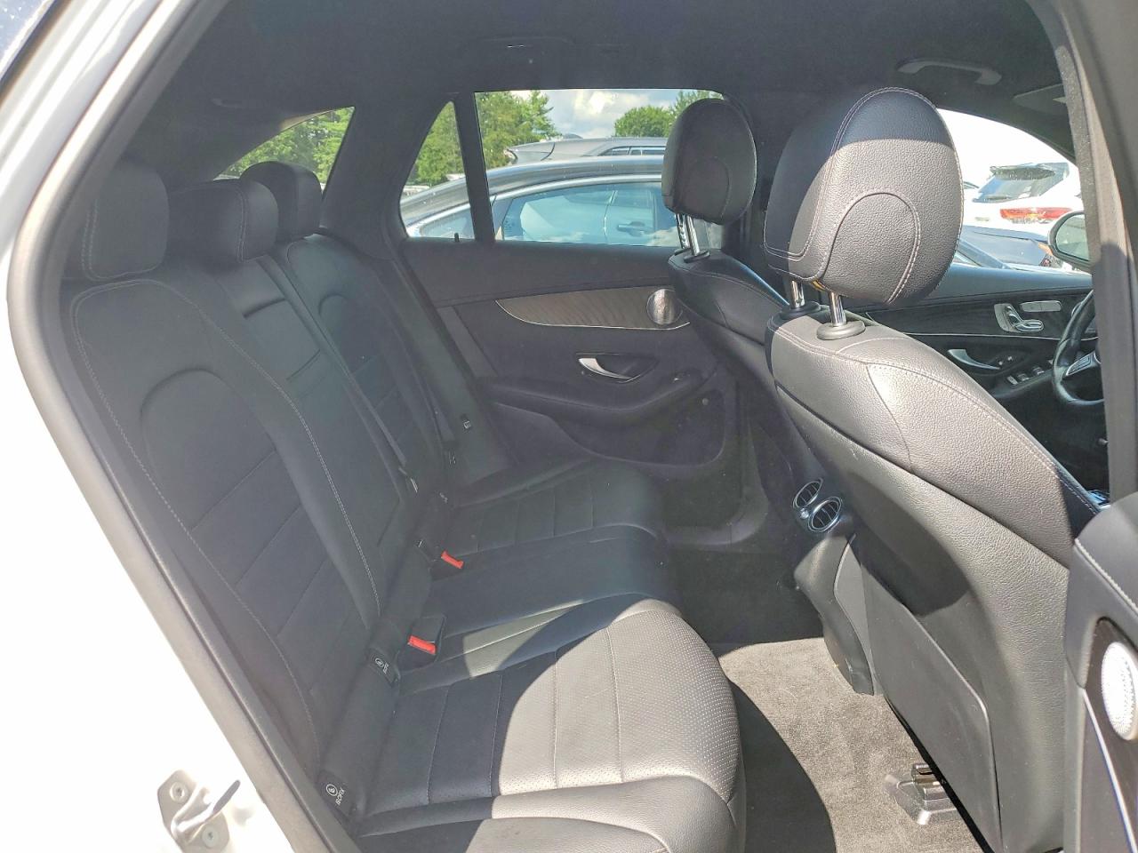 2017 Mercedes-benz Glc 300 4matic White vin: WDC0G4KB5HV011313