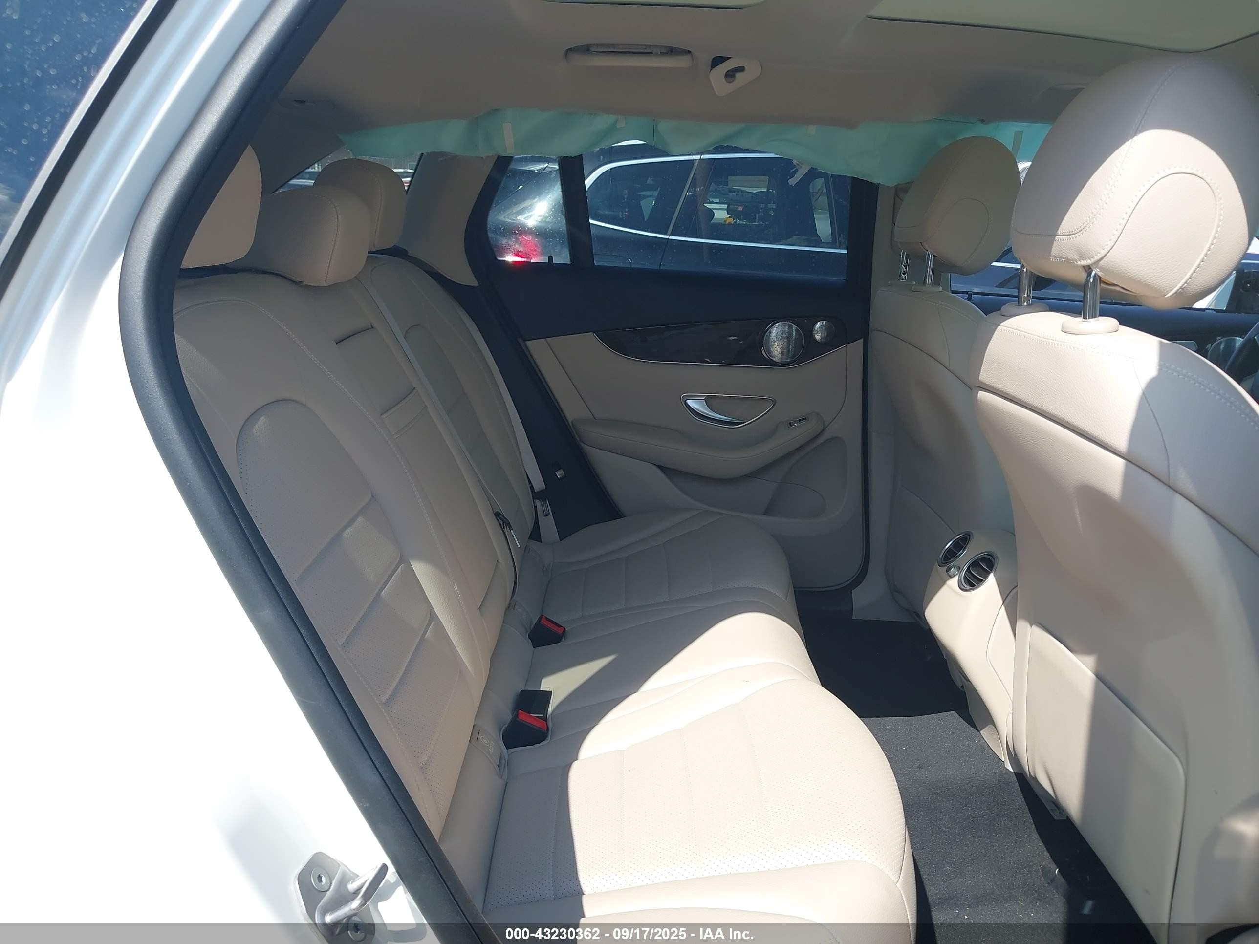 2017 Mercedes-benz Glc 300 4matic White vin: WDC0G4KB6HF148108