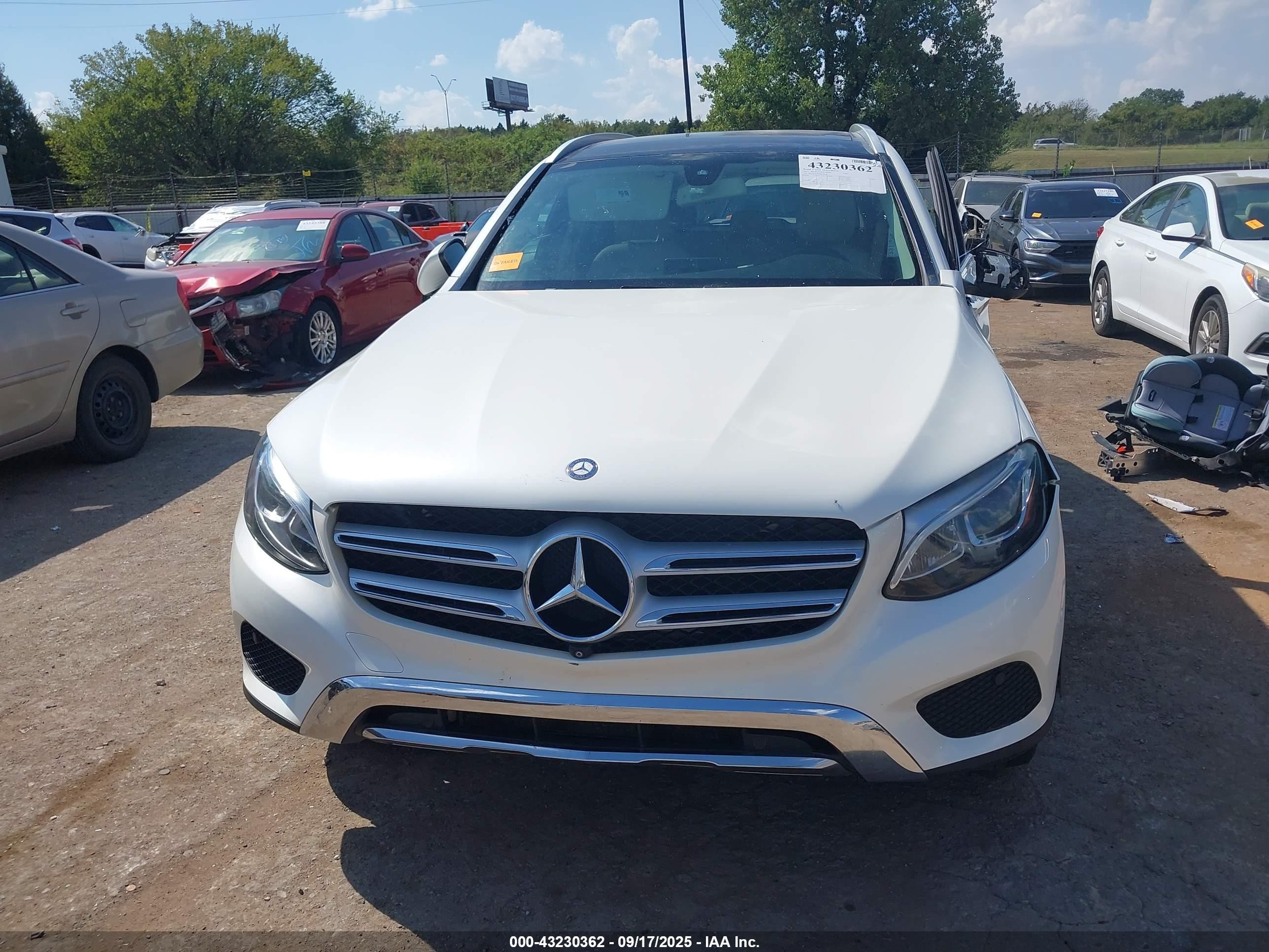2017 Mercedes-benz Glc 300 4matic White vin: WDC0G4KB6HF148108
