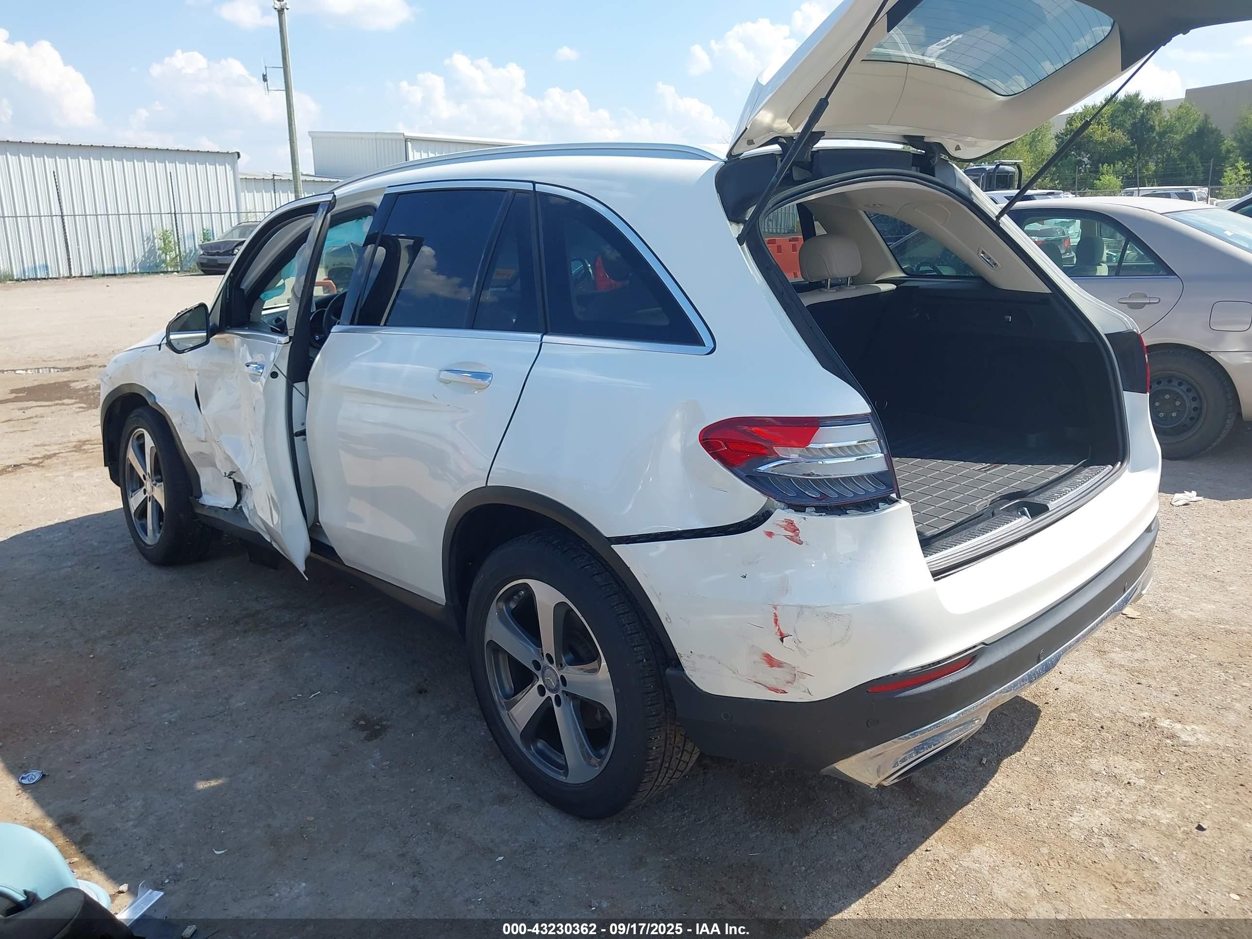 2017 Mercedes-benz Glc 300 4matic White vin: WDC0G4KB6HF148108