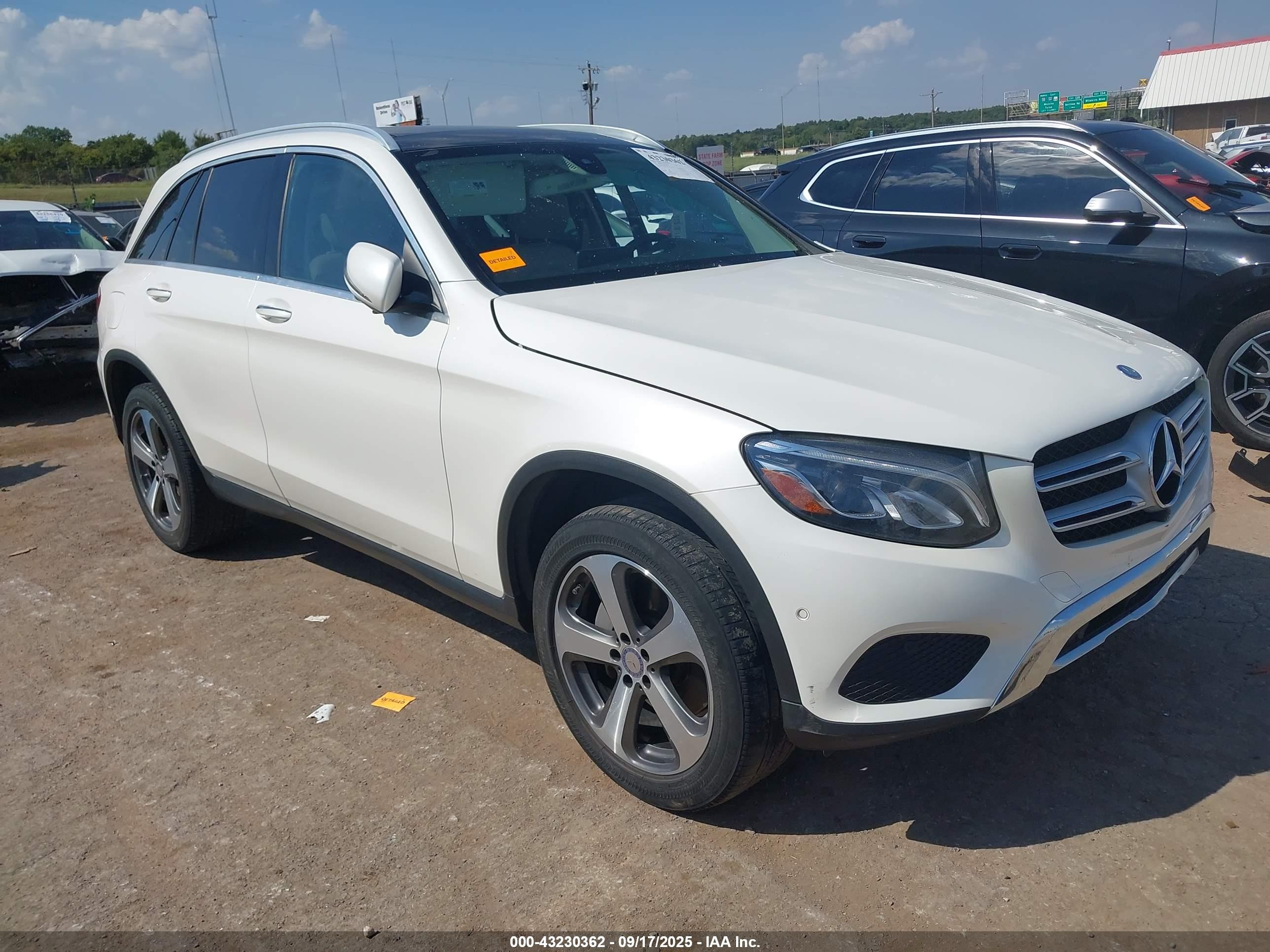 2017 Mercedes-benz Glc 300 4matic White vin: WDC0G4KB6HF148108
