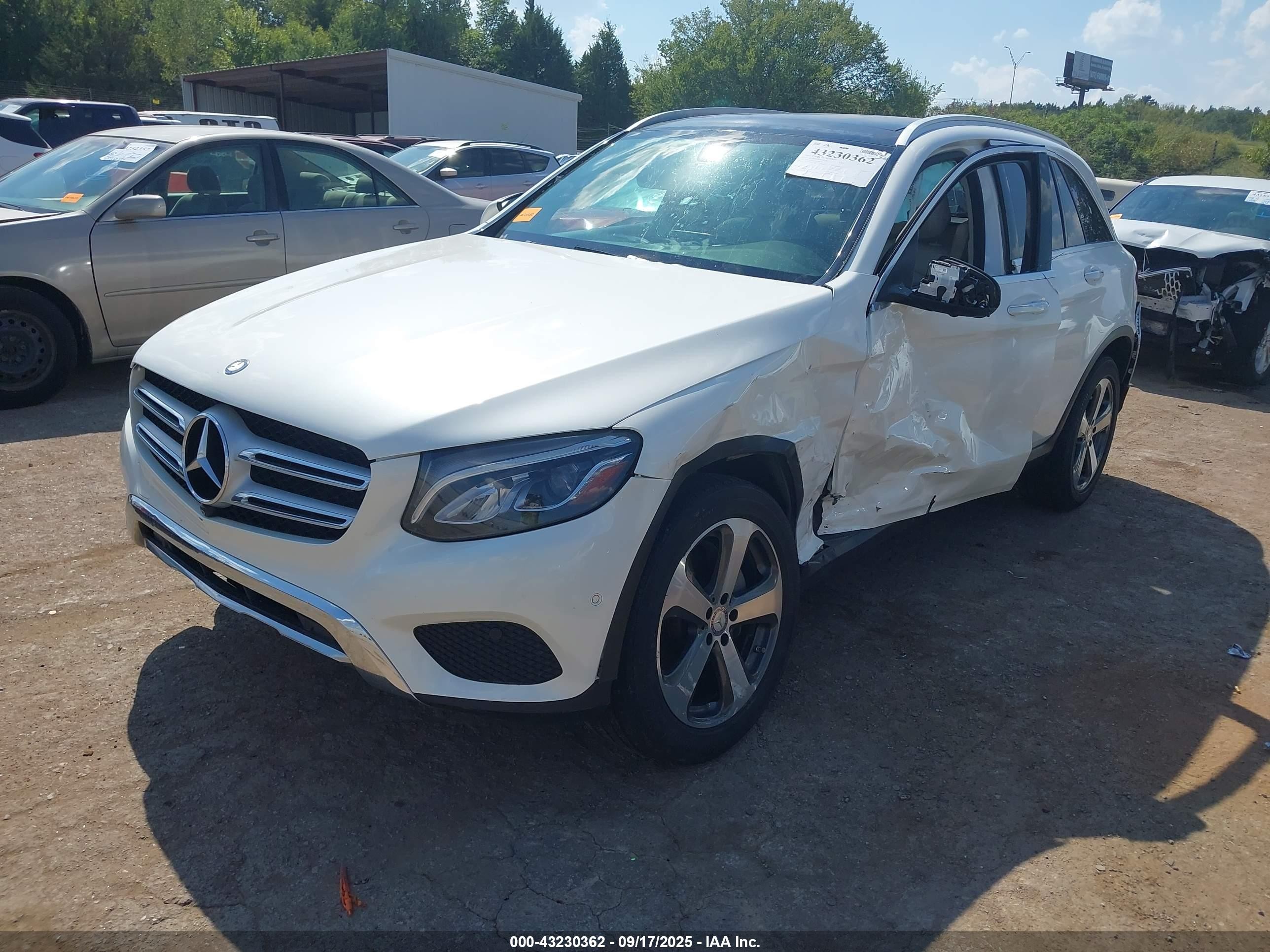 2017 Mercedes-benz Glc 300 4matic White vin: WDC0G4KB6HF148108