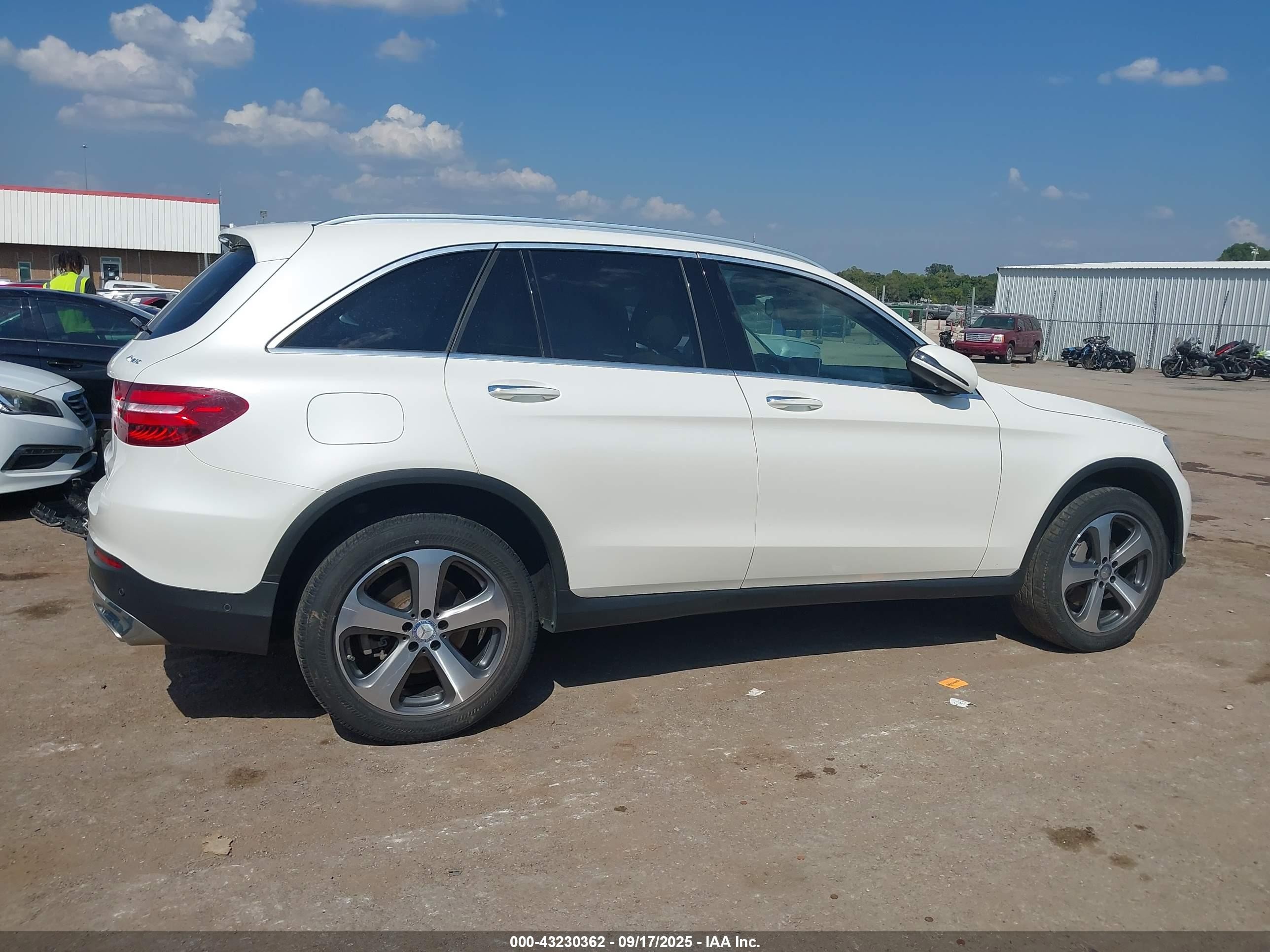 2017 Mercedes-benz Glc 300 4matic White vin: WDC0G4KB6HF148108