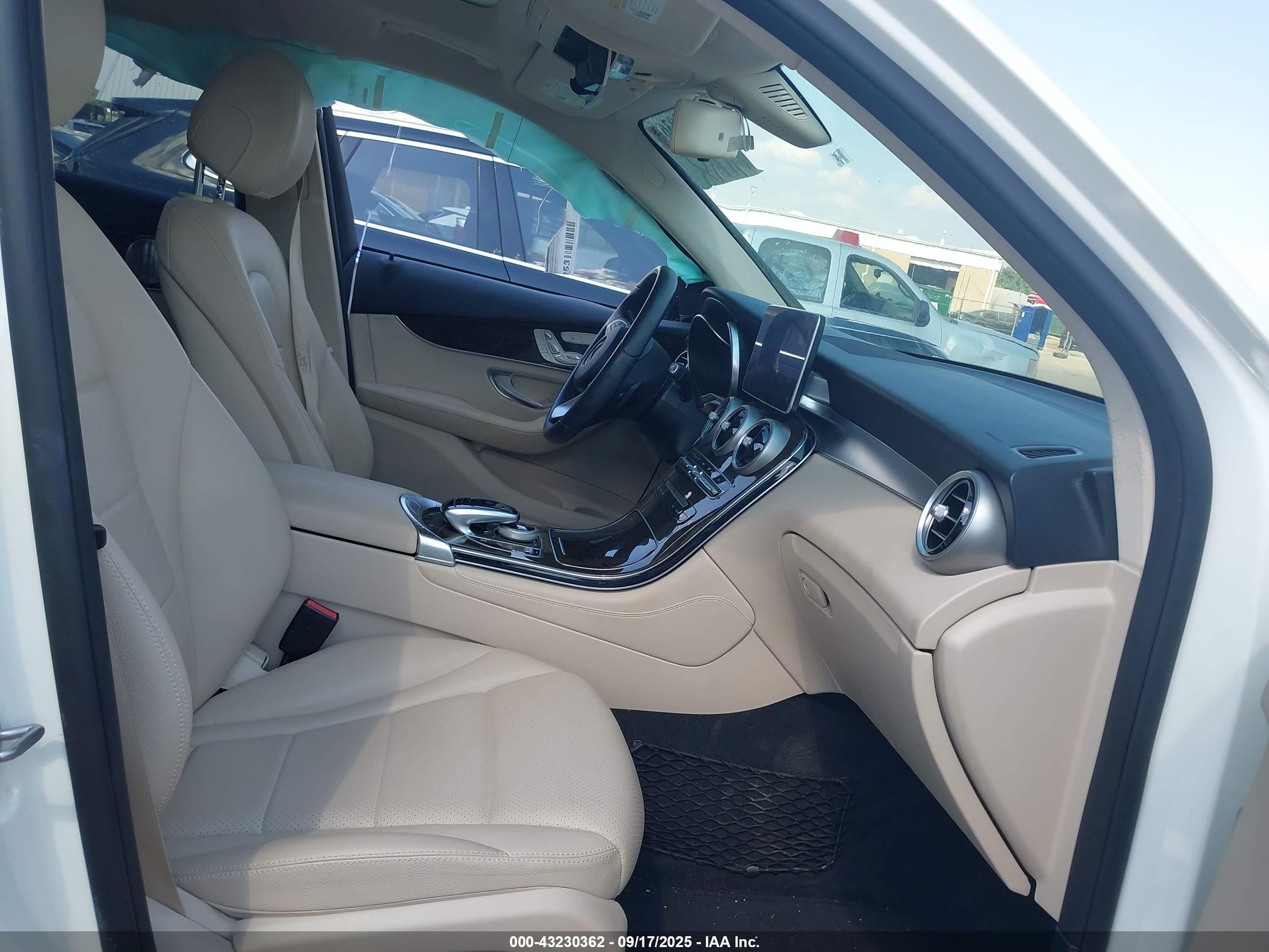 2017 Mercedes-benz Glc 300 4matic White vin: WDC0G4KB6HF148108