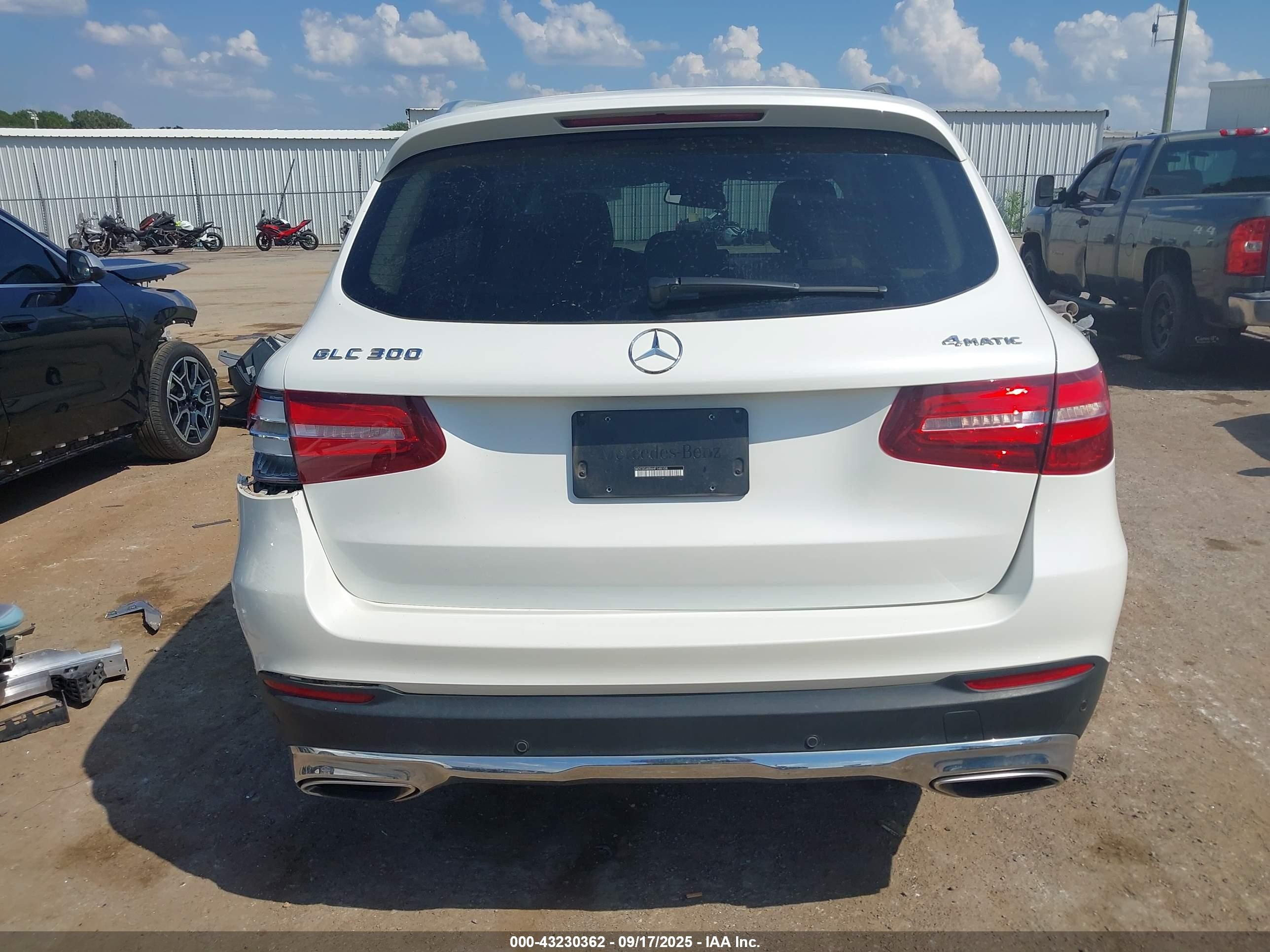 2017 Mercedes-benz Glc 300 4matic White vin: WDC0G4KB6HF148108