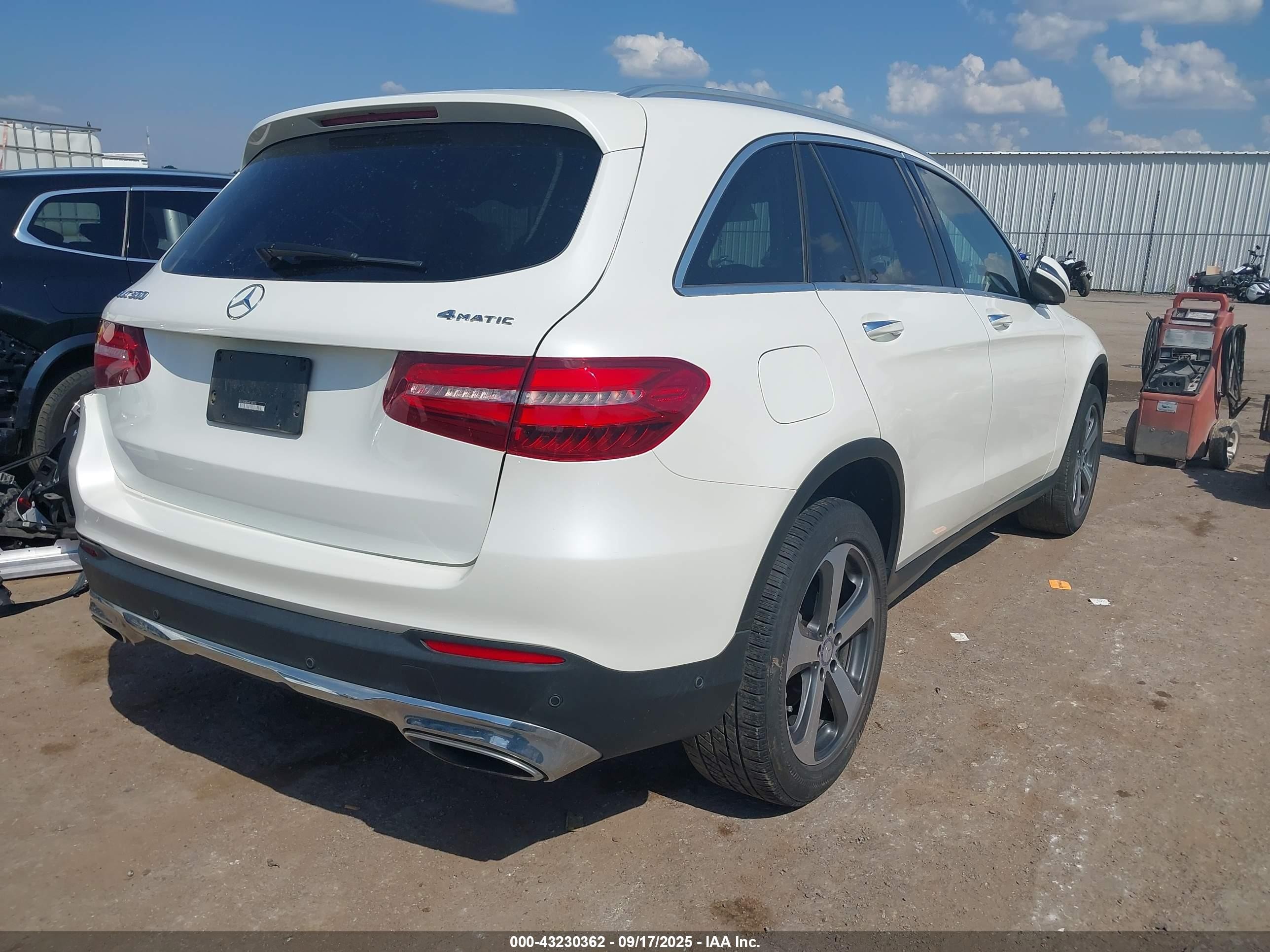 2017 Mercedes-benz Glc 300 4matic White vin: WDC0G4KB6HF148108