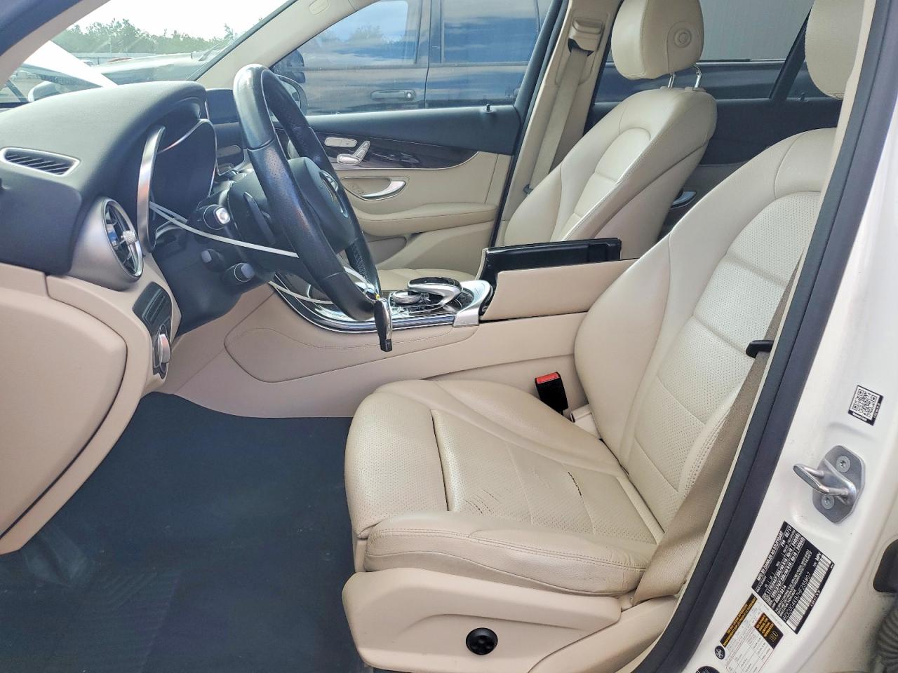 2017 Mercedes-benz Glc 300 4matic White vin: WDC0G4KB7HF235807