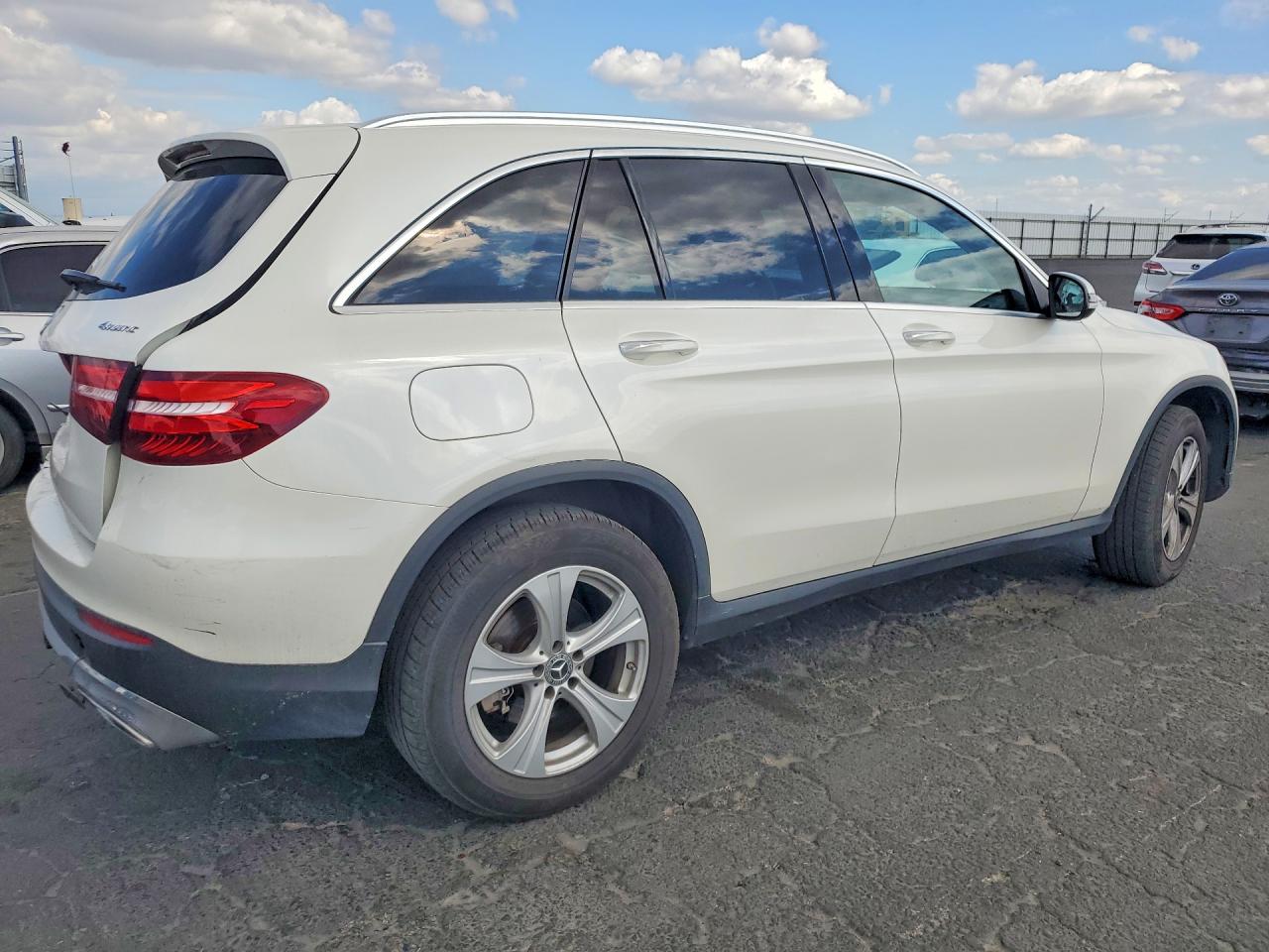 2017 Mercedes-benz Glc 300 4matic White vin: WDC0G4KB7HF235807