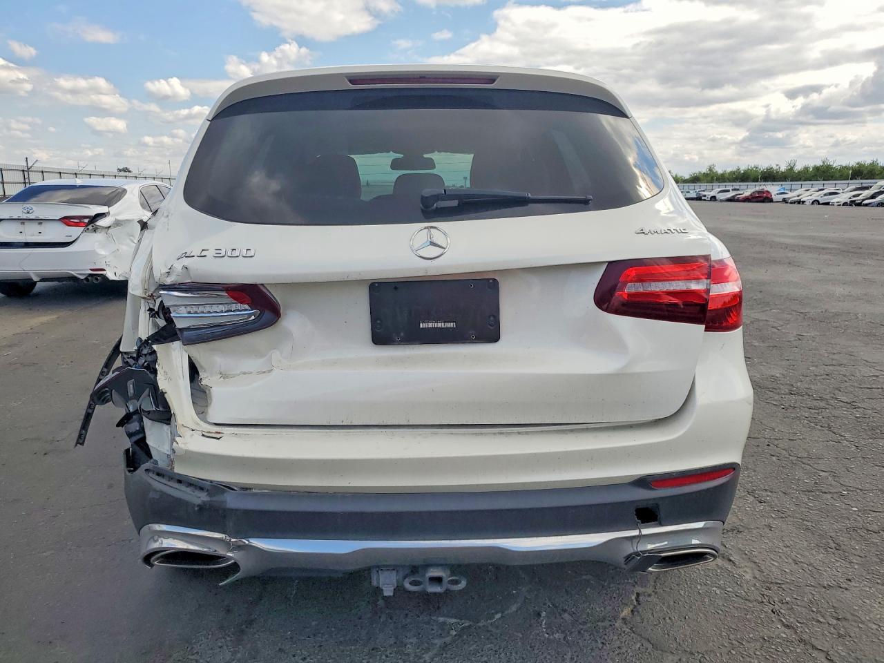 2017 Mercedes-benz Glc 300 4matic White vin: WDC0G4KB7HF235807