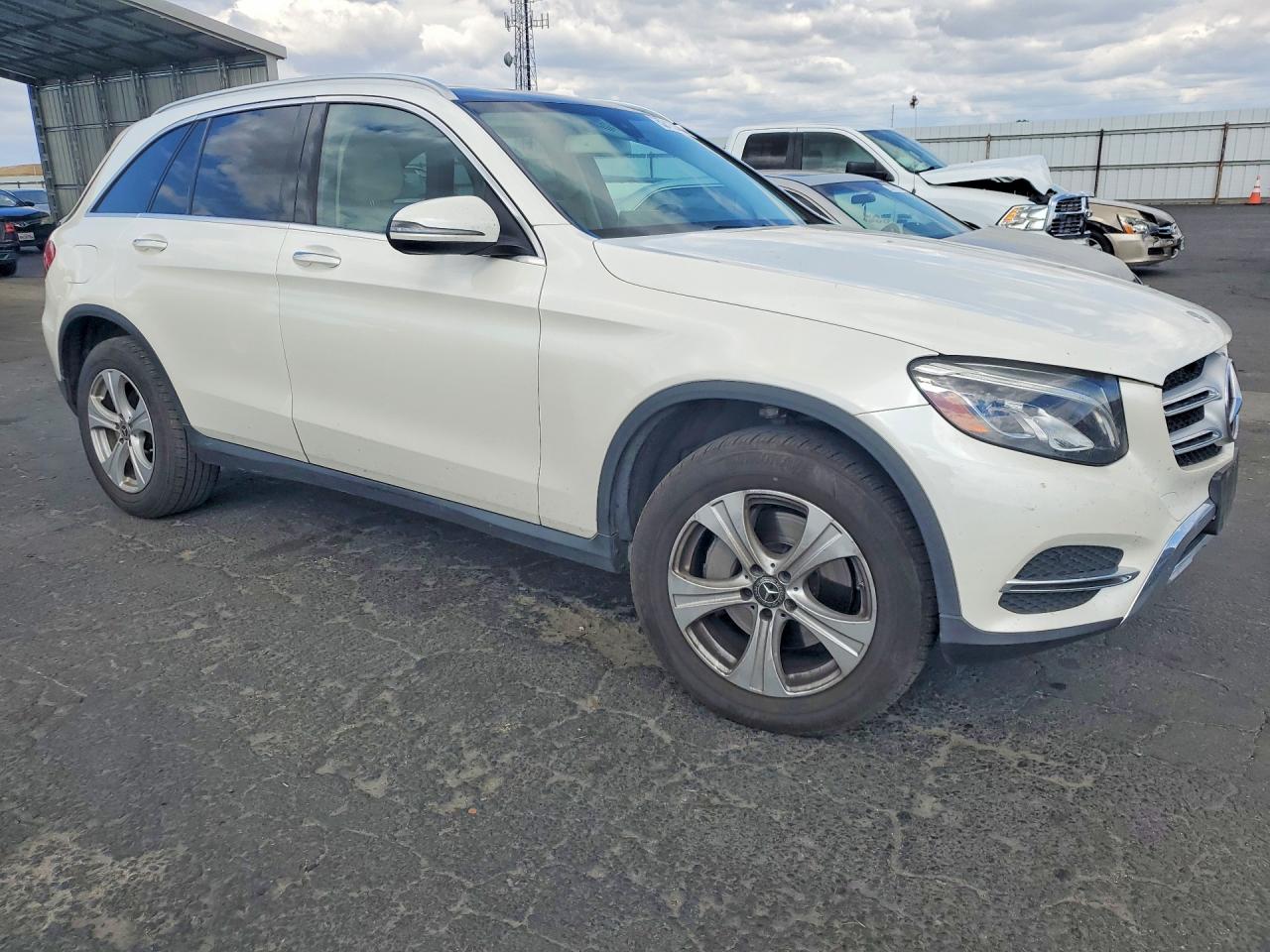 2017 Mercedes-benz Glc 300 4matic White vin: WDC0G4KB7HF235807
