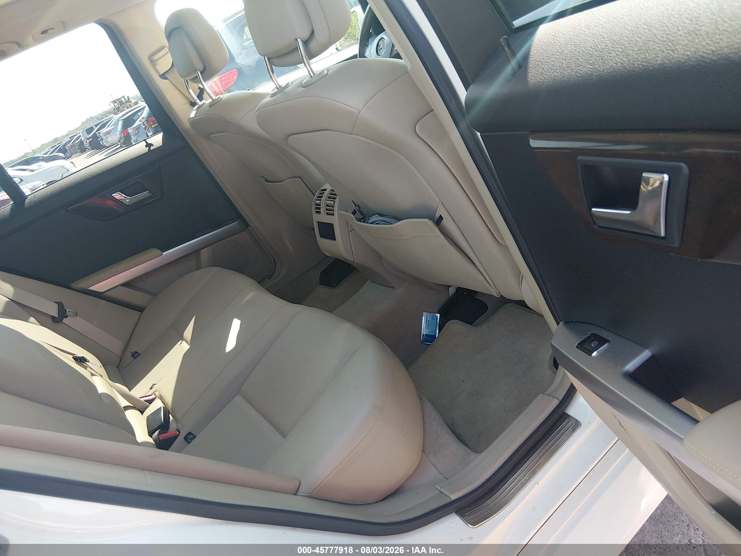 2010 Mercedes-benz Glk 350   White vin: WDCGG5GB0AF415228