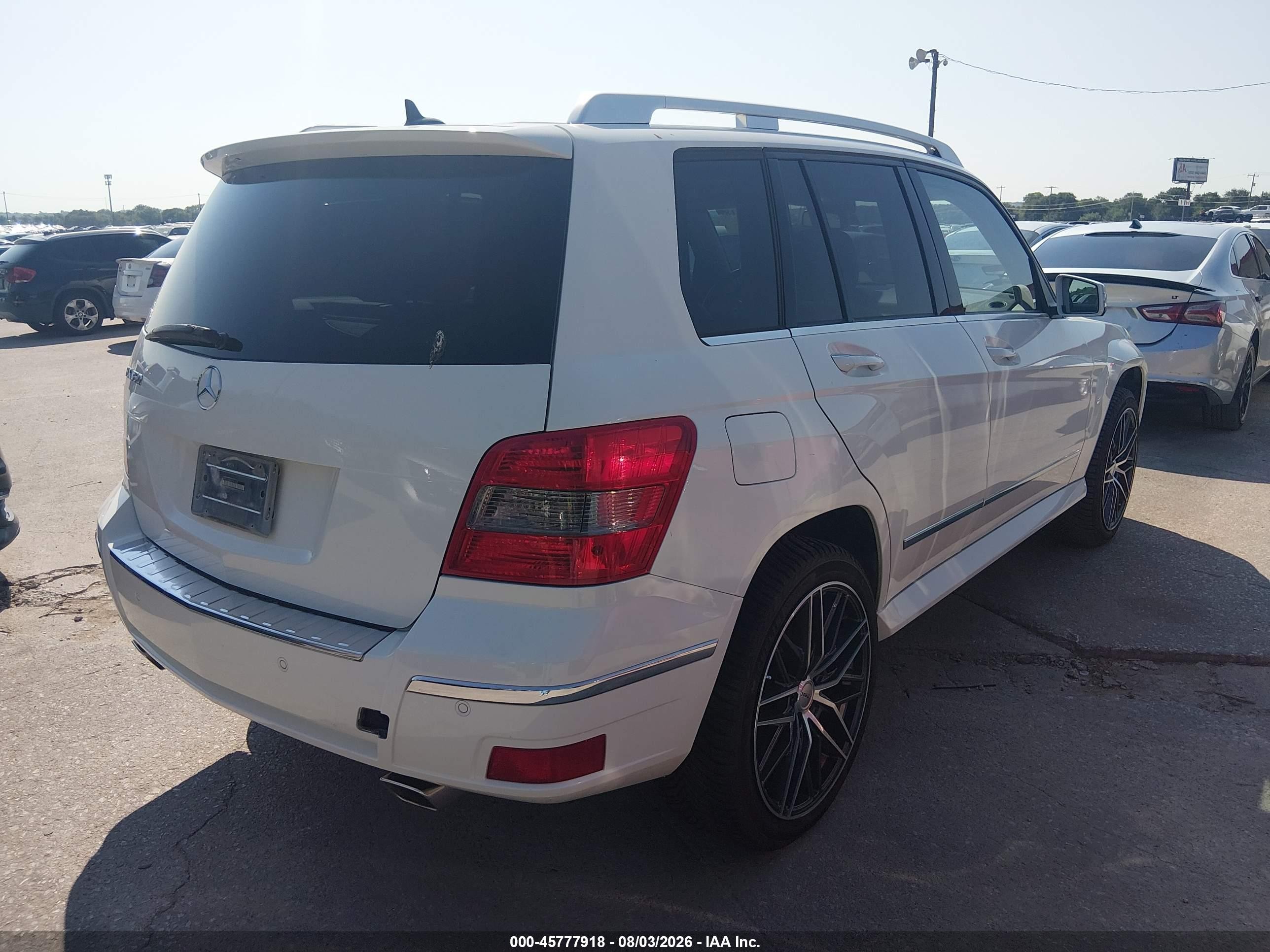 2010 Mercedes-benz Glk 350   White vin: WDCGG5GB0AF415228