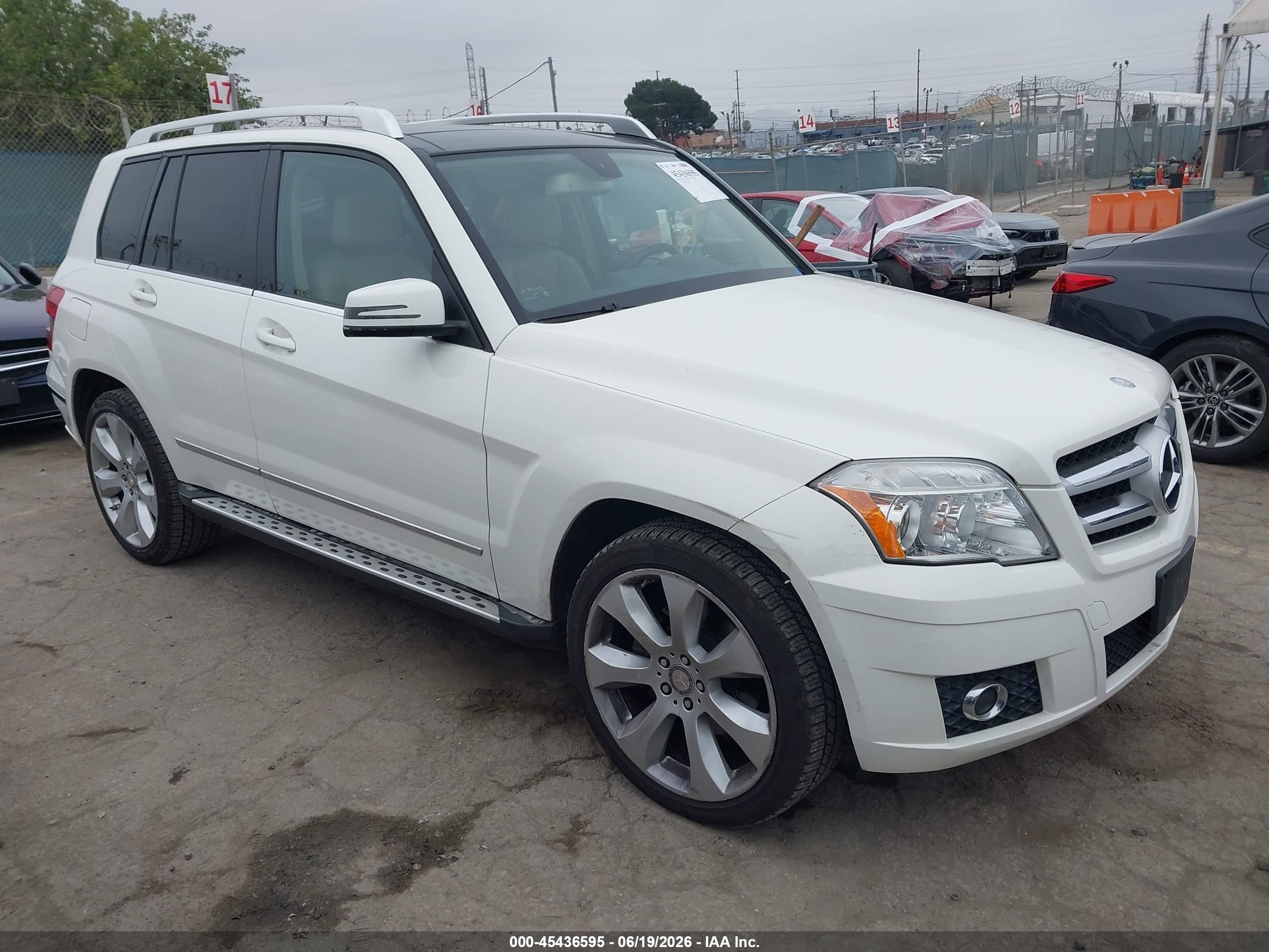 2010 Mercedes-benz Glk 350   White vin: WDCGG5GB1AF338823