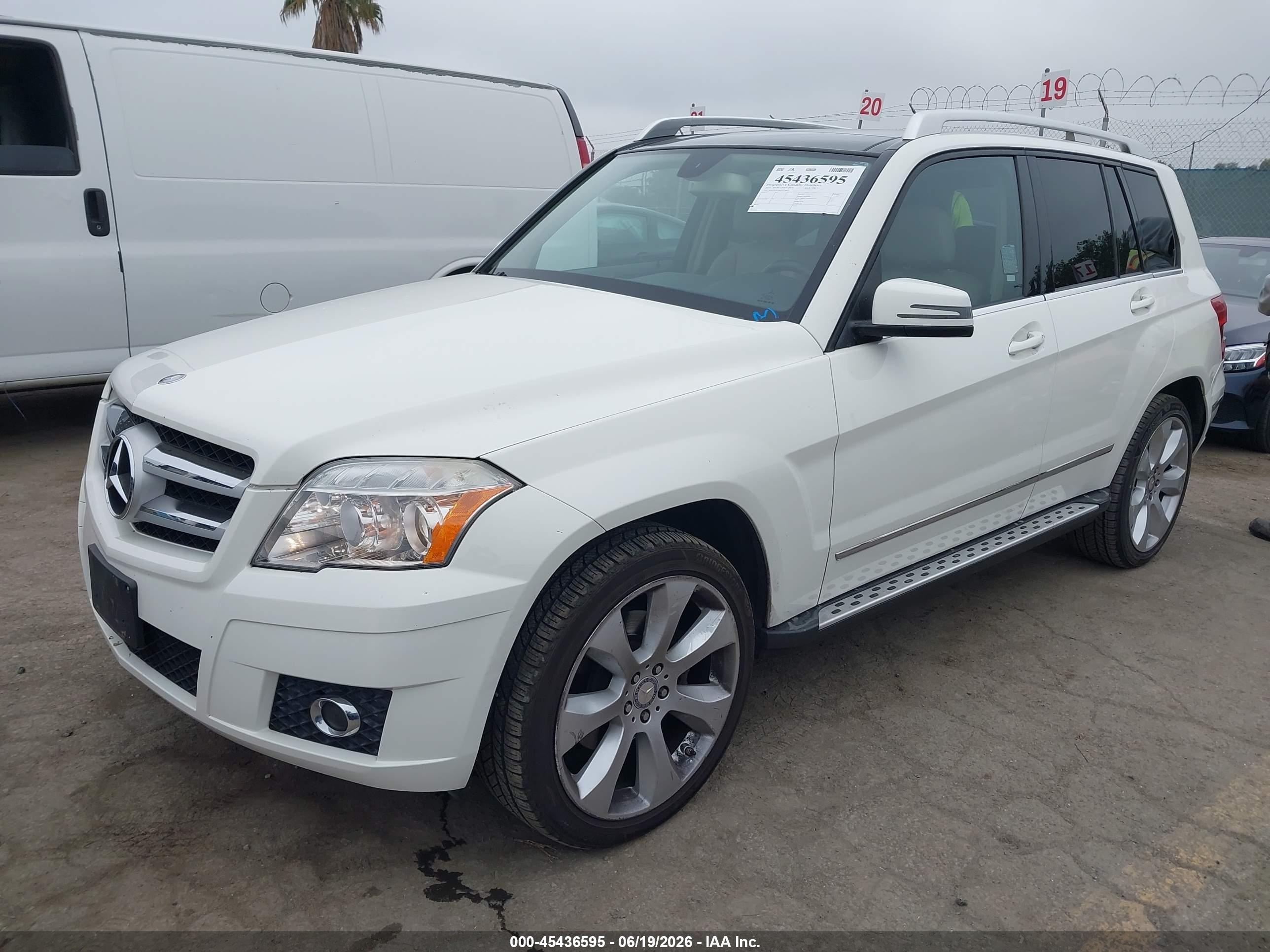 2010 Mercedes-benz Glk 350   White vin: WDCGG5GB1AF338823