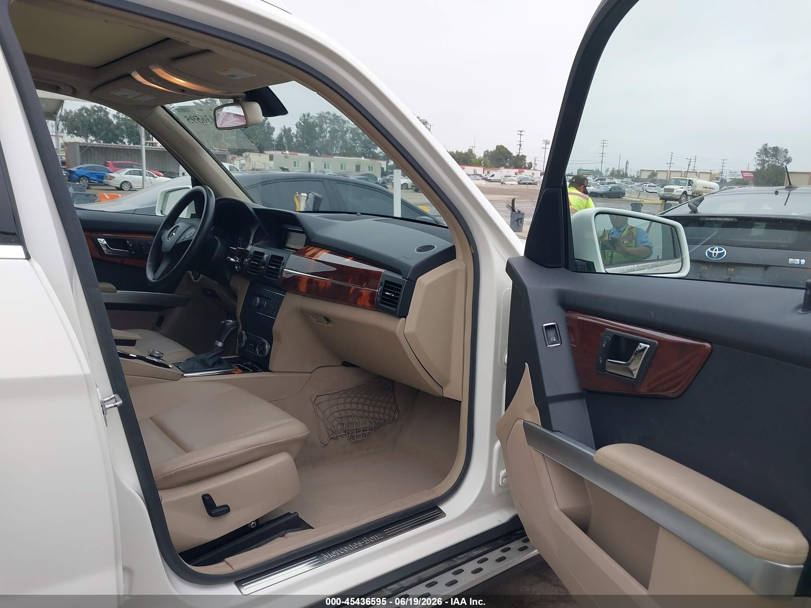 2010 Mercedes-benz Glk 350   White vin: WDCGG5GB1AF338823