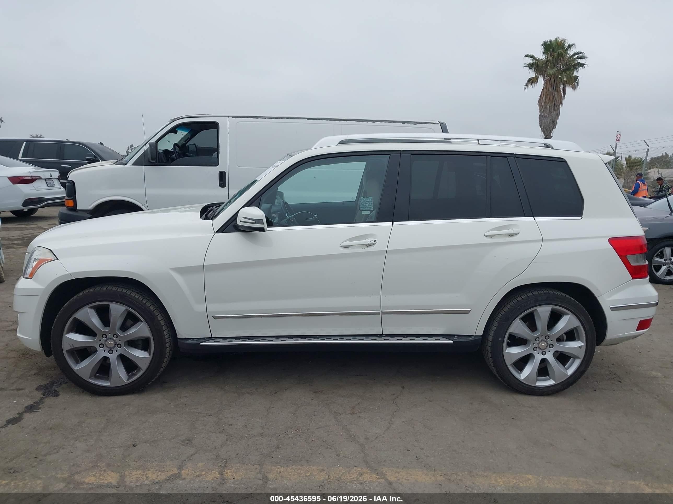 2010 Mercedes-benz Glk 350   White vin: WDCGG5GB1AF338823