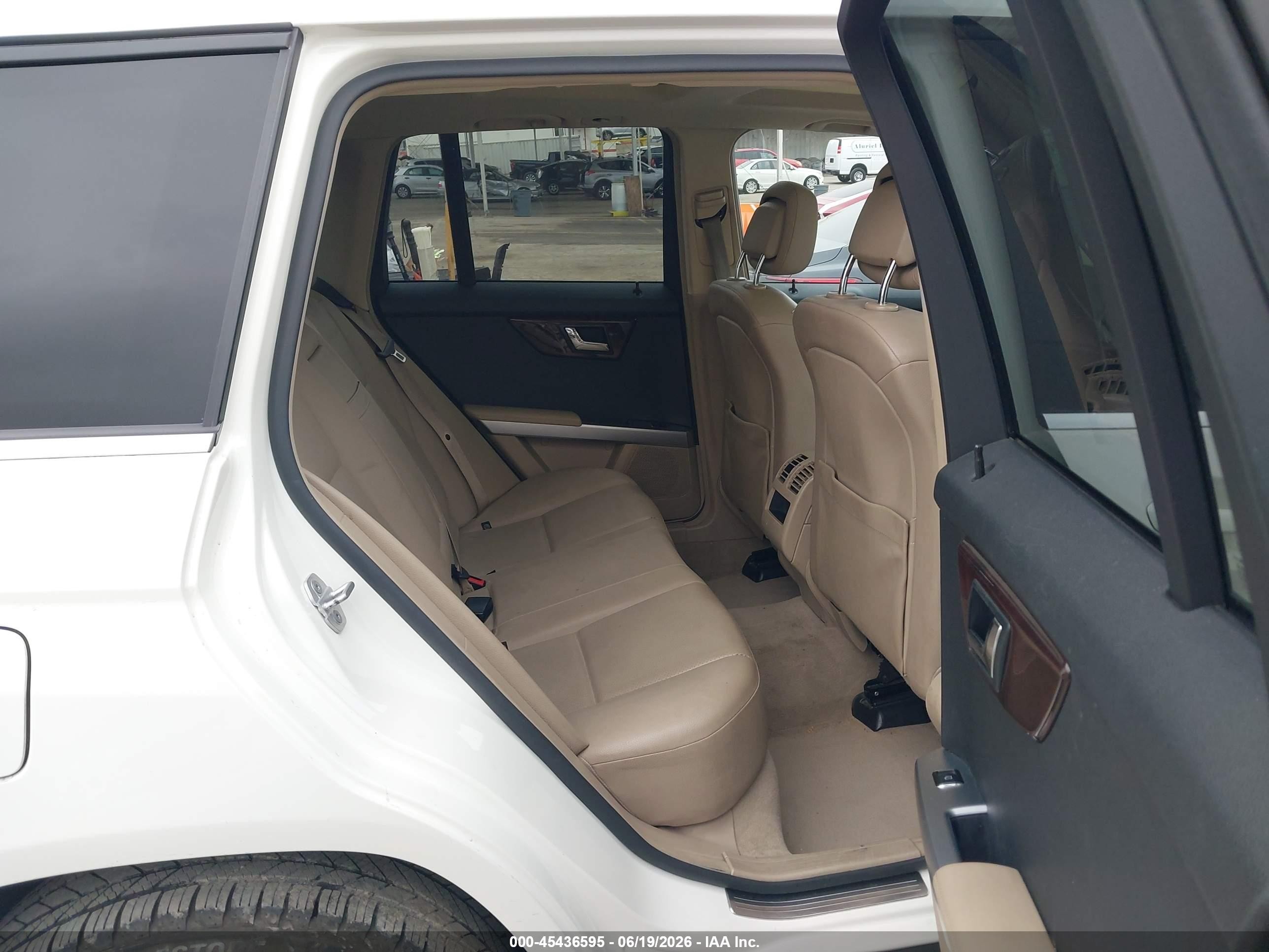 2010 Mercedes-benz Glk 350   White vin: WDCGG5GB1AF338823