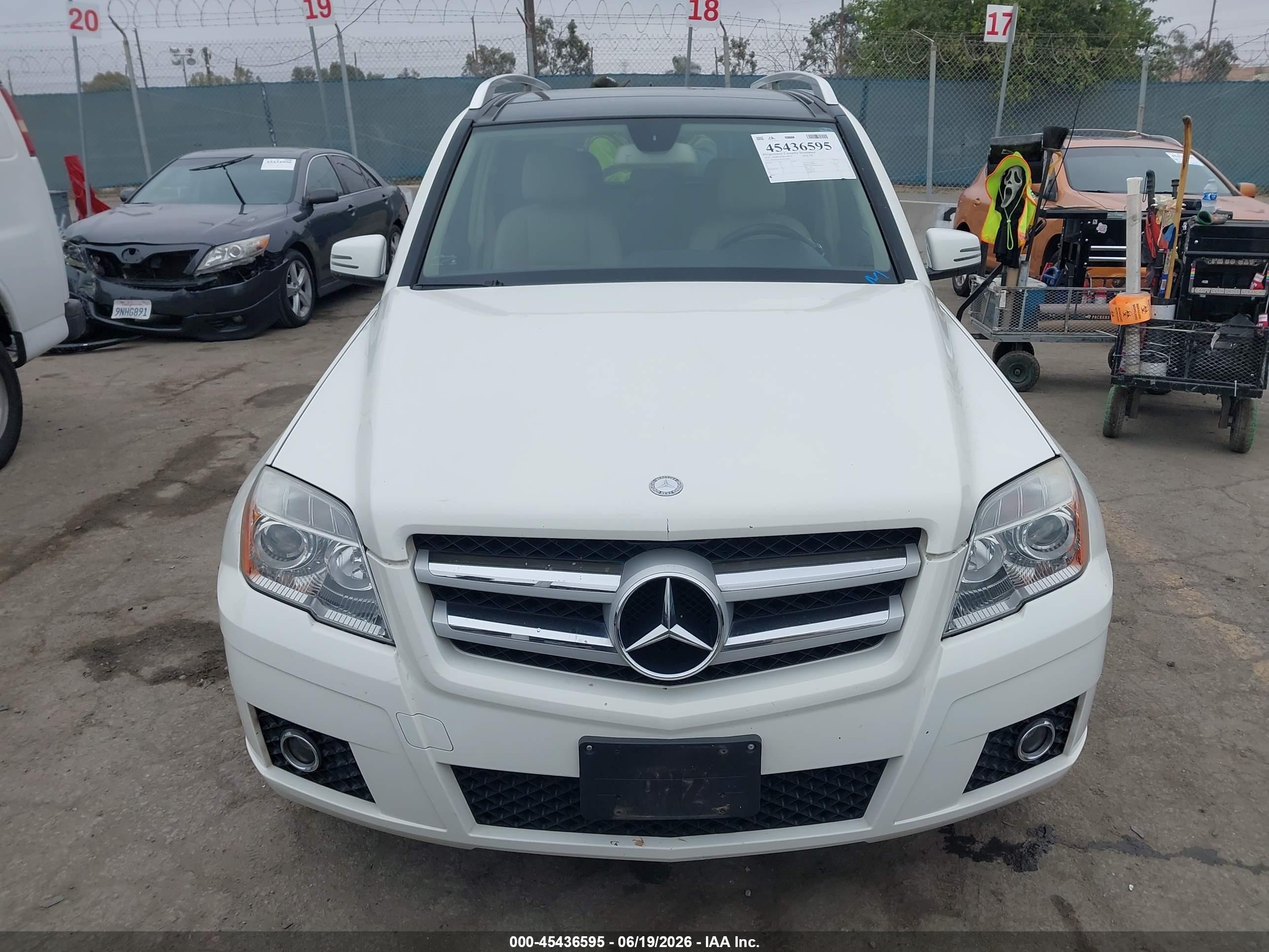 2010 Mercedes-benz Glk 350   White vin: WDCGG5GB1AF338823