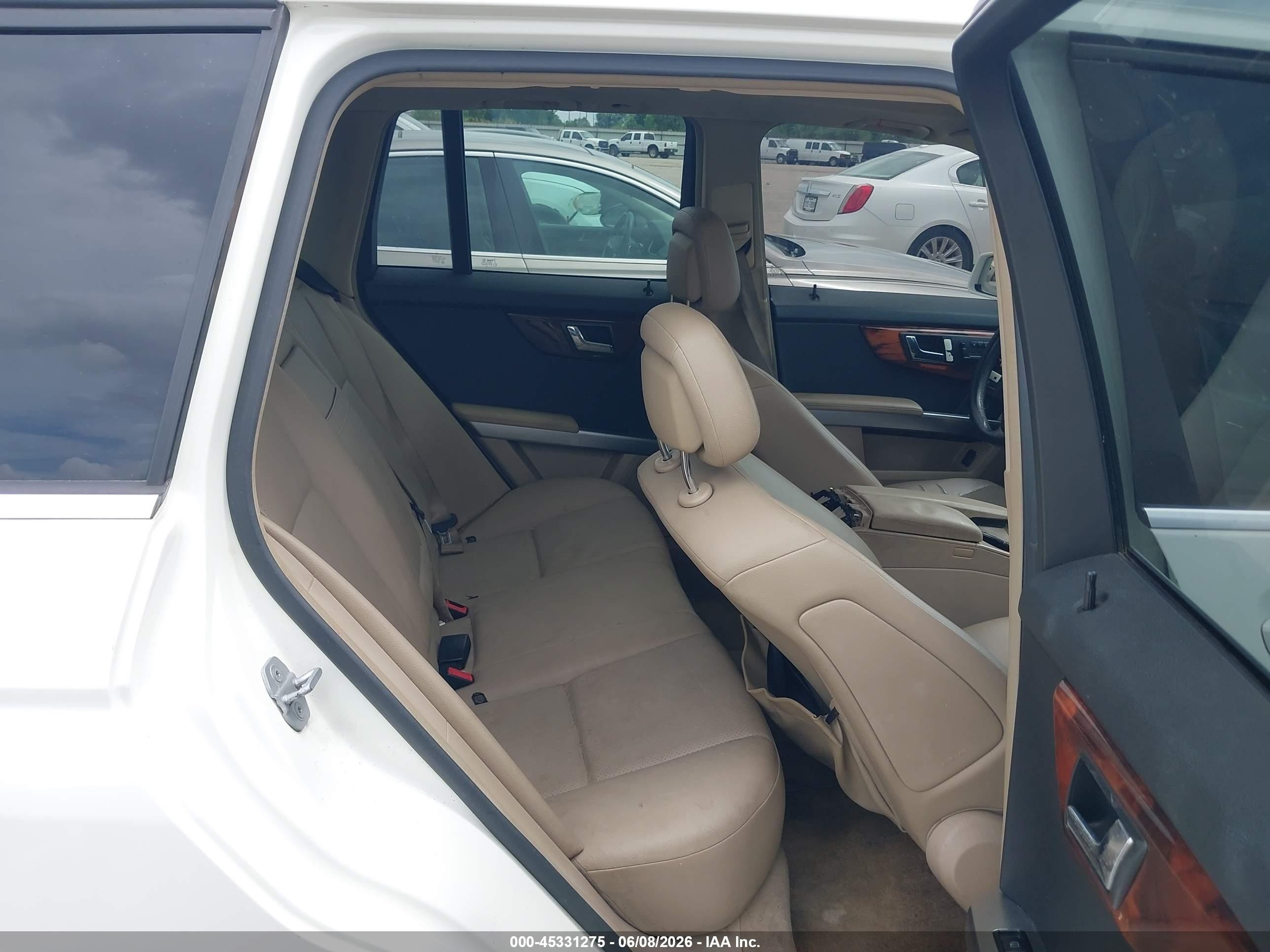 2010 Mercedes-benz Glk 350   White vin: WDCGG5GB4AF422327