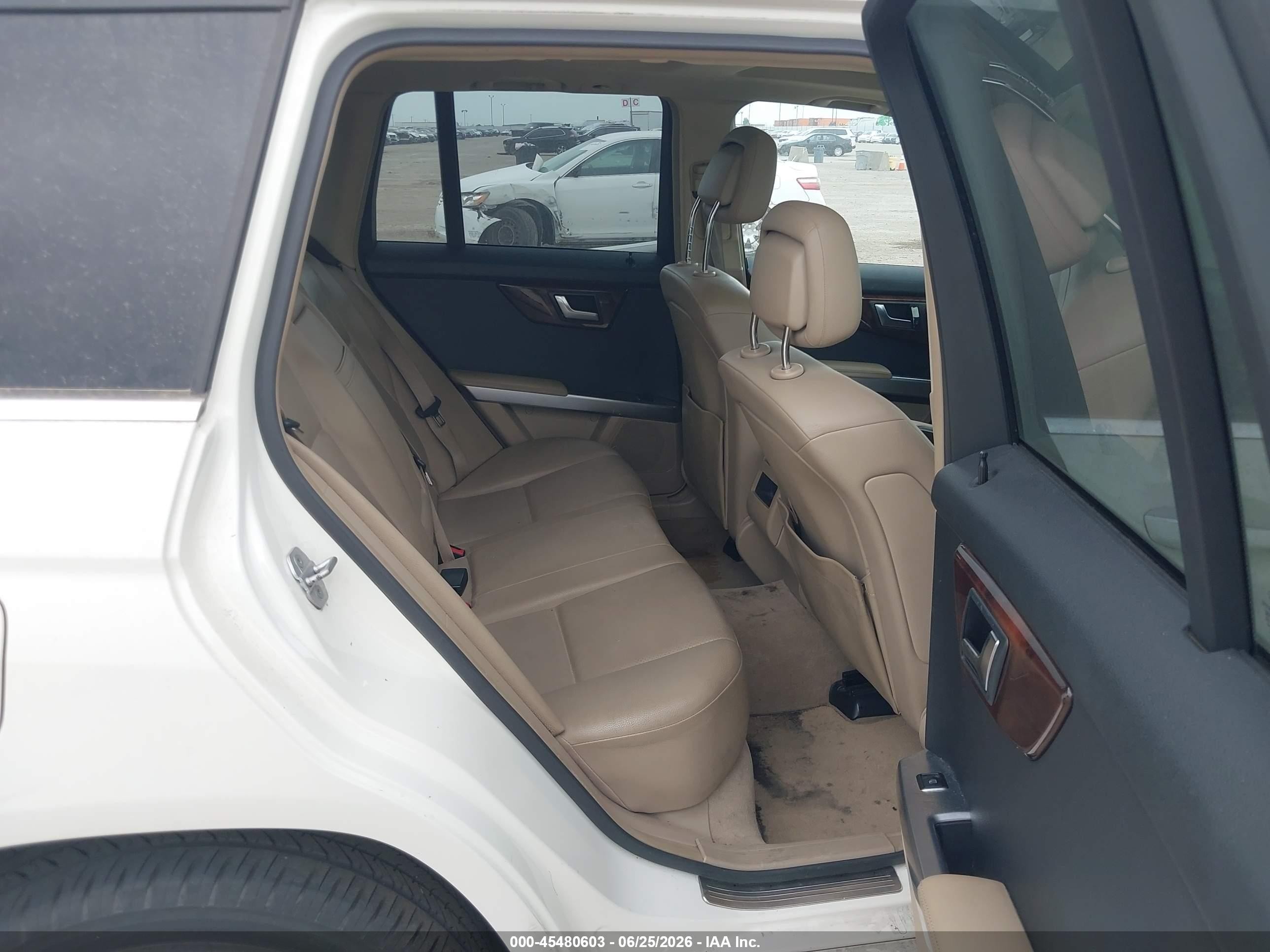2012 Mercedes-benz Glk 350   White vin: WDCGG5GB4CF930249