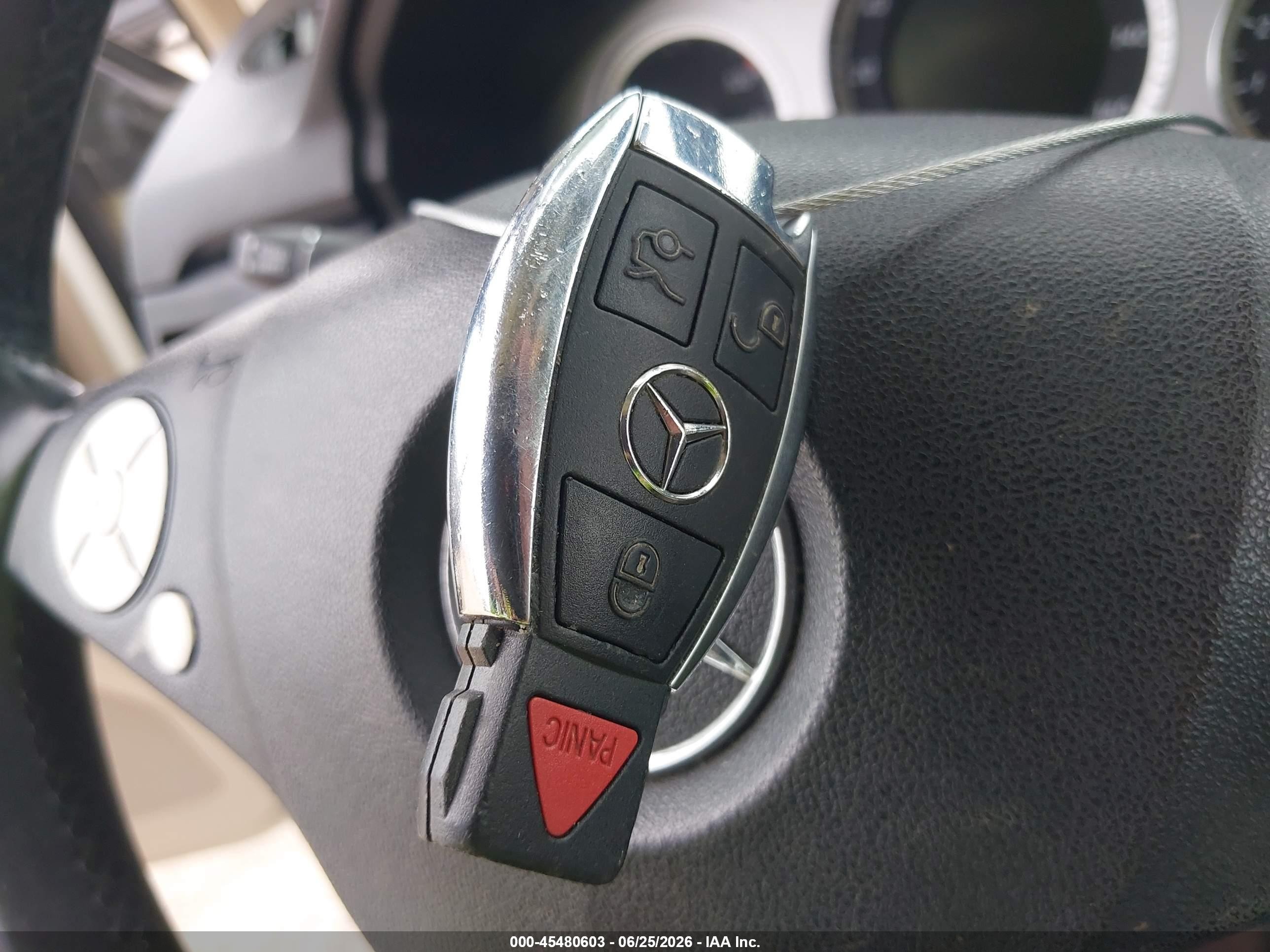 2012 Mercedes-benz Glk 350   White vin: WDCGG5GB4CF930249