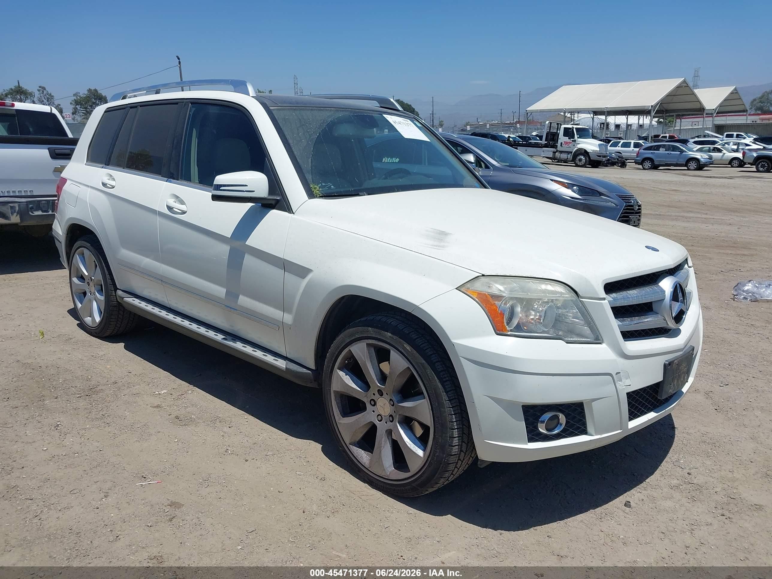 2010 Mercedes-benz Glk 350   White vin: WDCGG5GB5AF334497