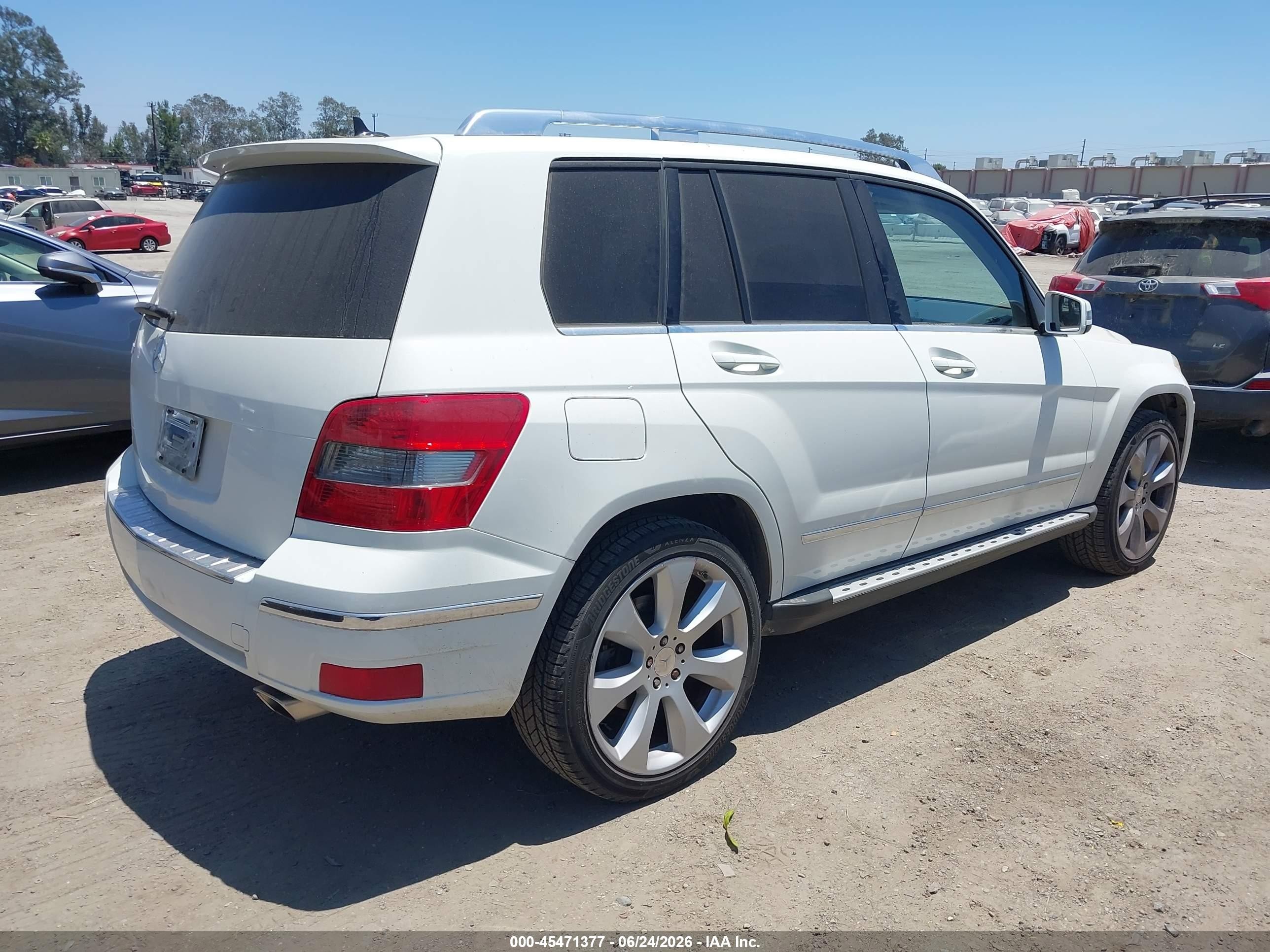 2010 Mercedes-benz Glk 350   White vin: WDCGG5GB5AF334497