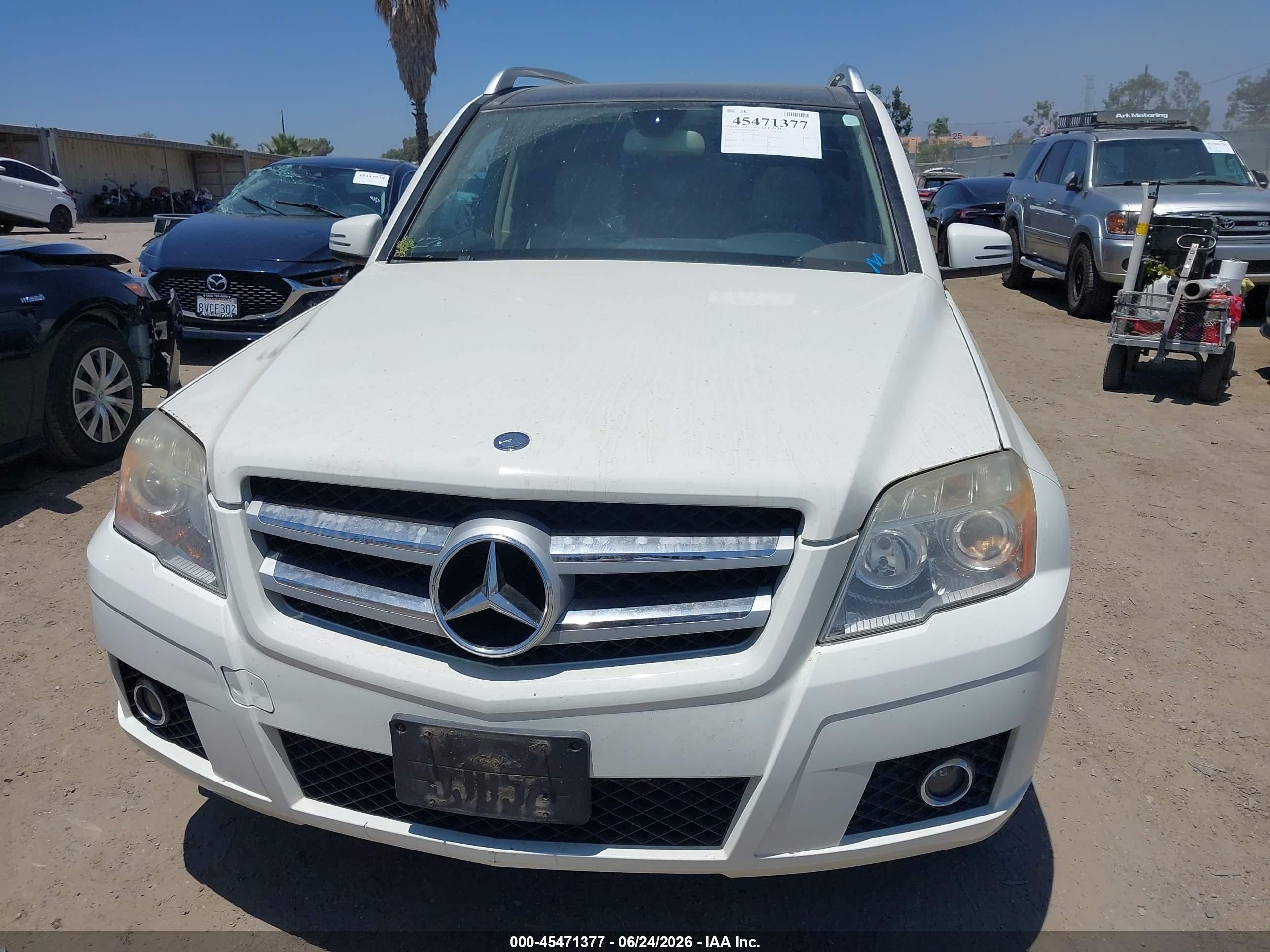 2010 Mercedes-benz Glk 350   White vin: WDCGG5GB5AF334497