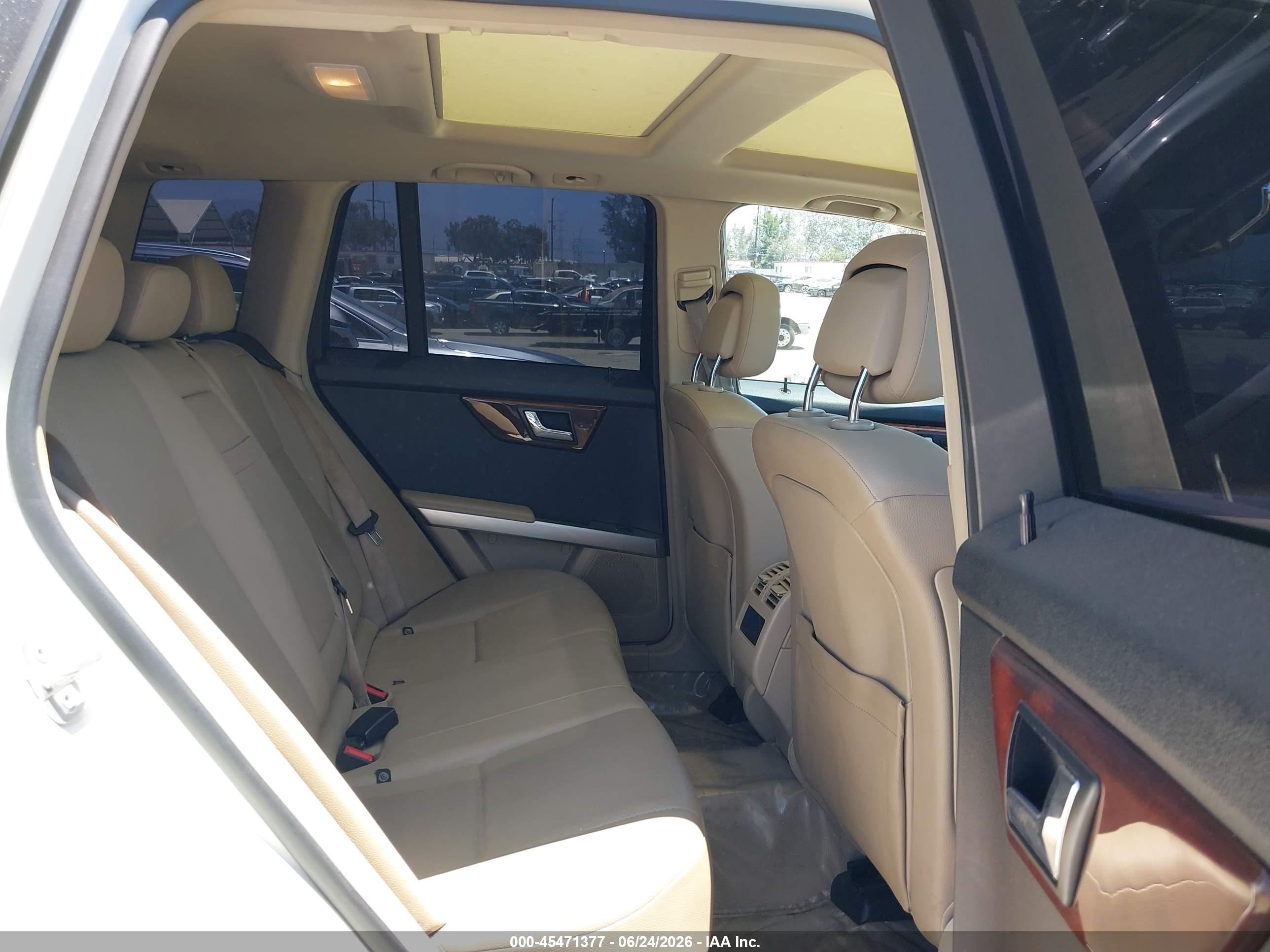 2010 Mercedes-benz Glk 350   White vin: WDCGG5GB5AF334497