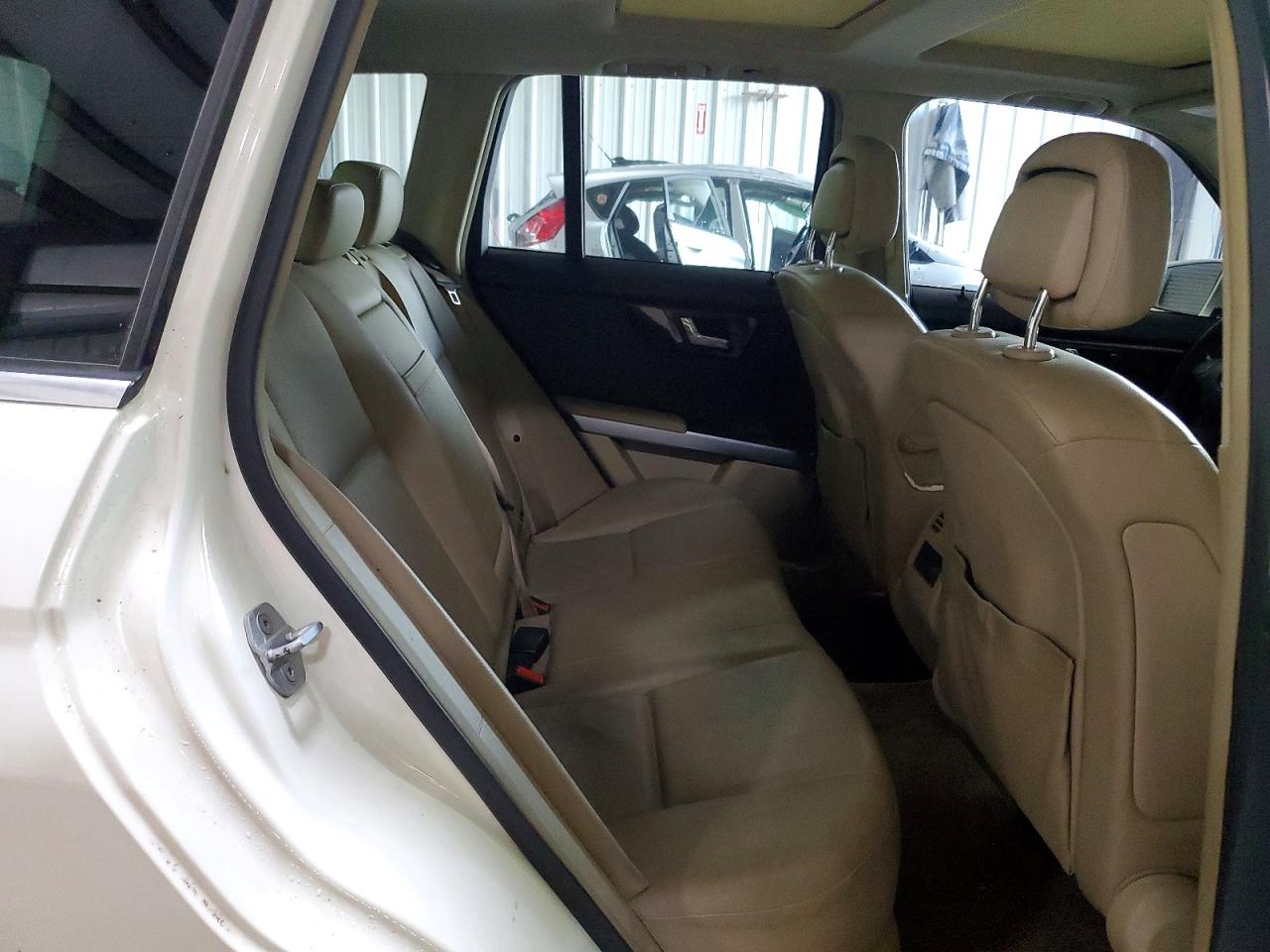 2010 Mercedes-benz Glk 350 White vin: WDCGG5GB5AF504115