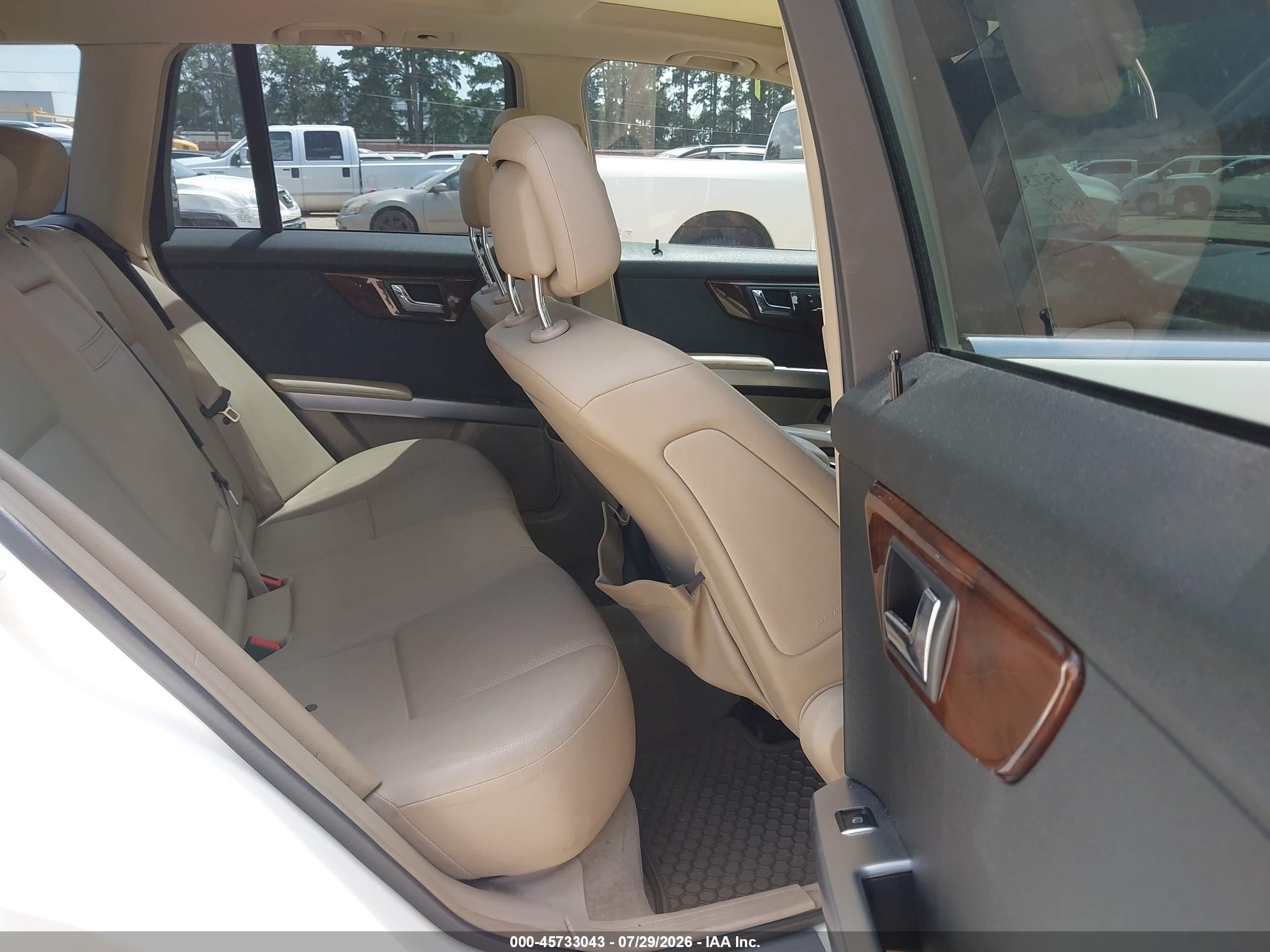 2011 Mercedes-benz Glk 350   White vin: WDCGG5GB7BF565399