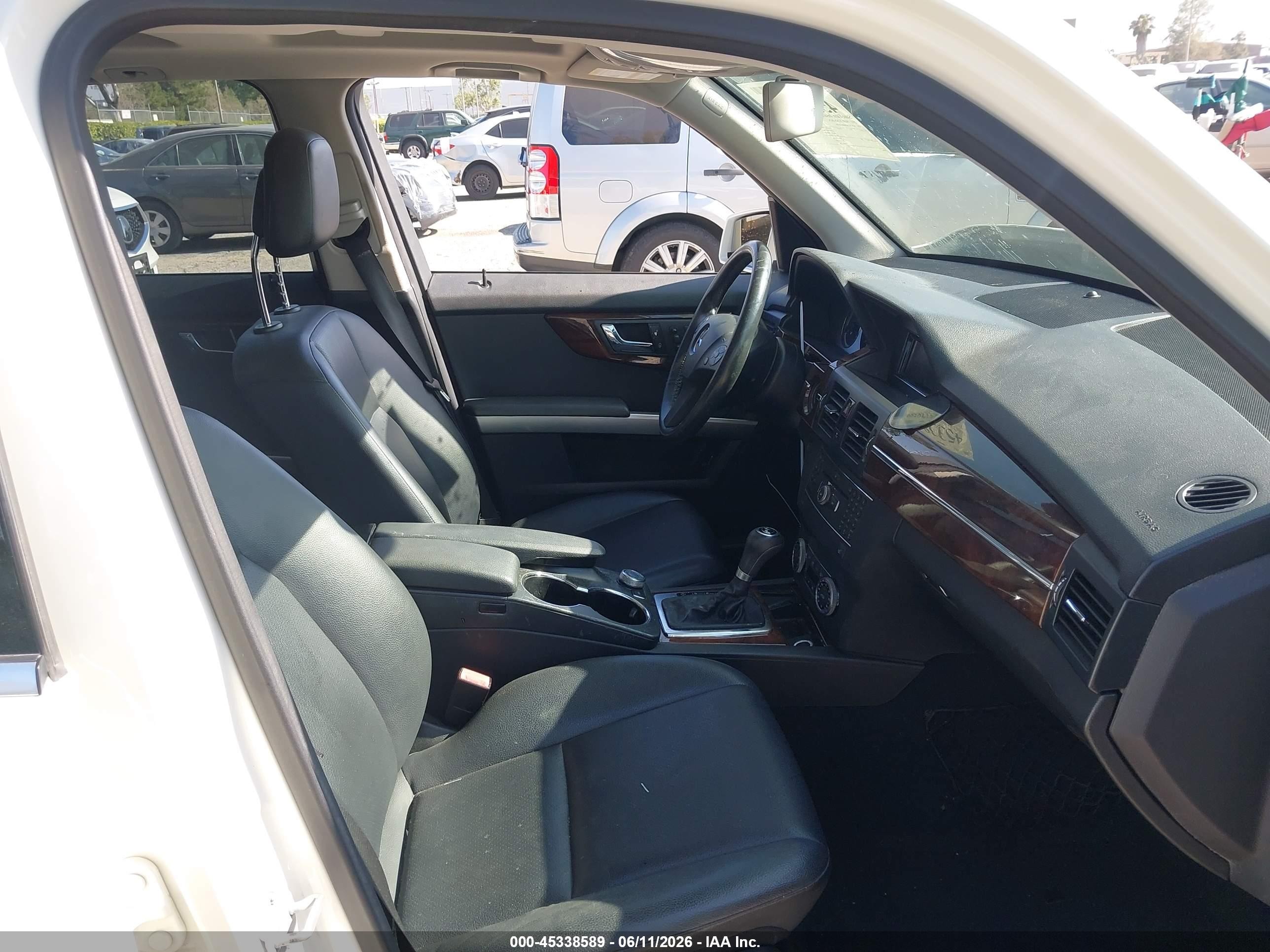 2011 Mercedes-benz Glk 350   White vin: WDCGG5GB8BF635489