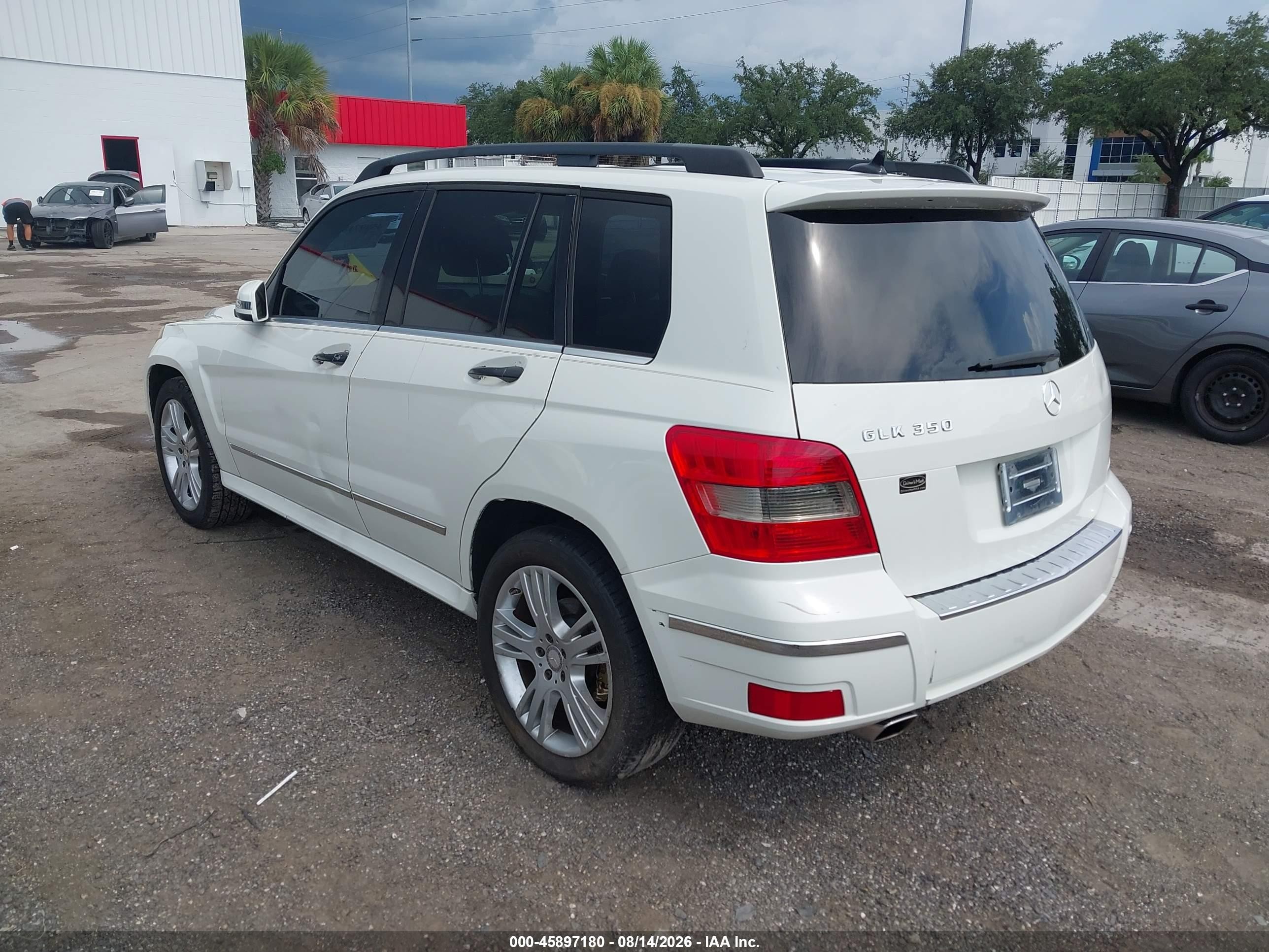 2011 Mercedes-benz Glk 350   White vin: WDCGG5GB8BF657654
