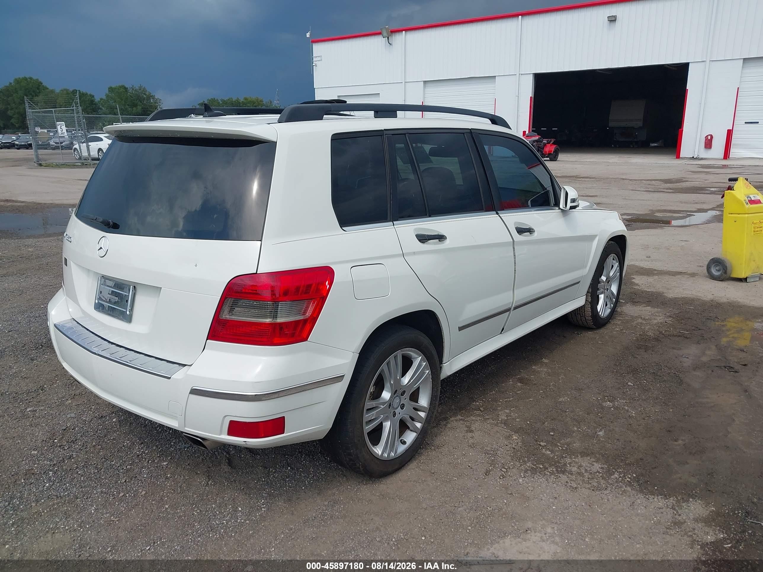 2011 Mercedes-benz Glk 350   White vin: WDCGG5GB8BF657654